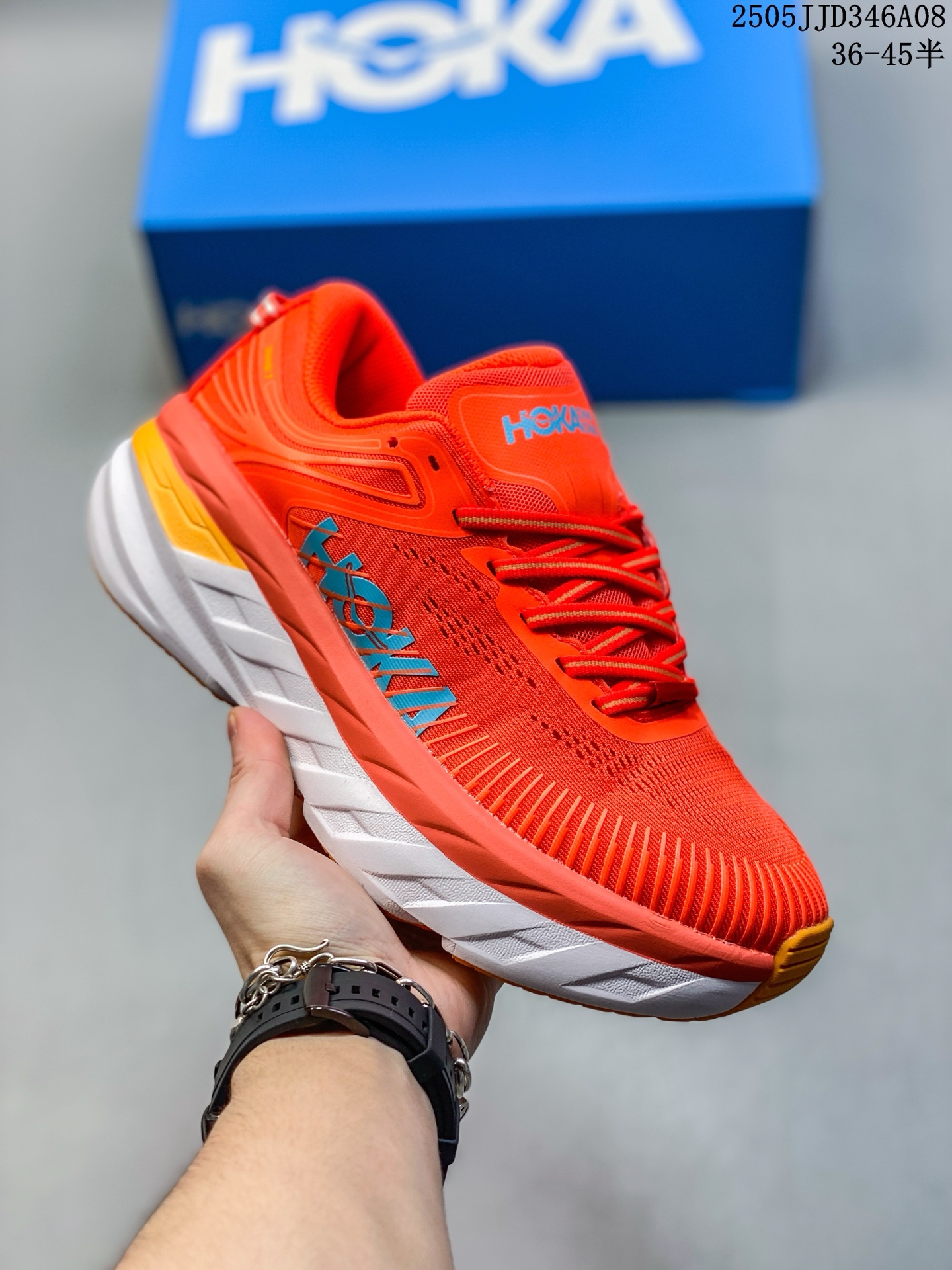🈴💰220
简介：“飞要这么厚”跑者解压神器，美国新兴跑鞋品牌HOKA ONE ONE Bondi 7 Low 邦迪7代系列 低帮厚底轻量休闲运动慢跑鞋1110530
尺码：见图
编码：05JJD346A08