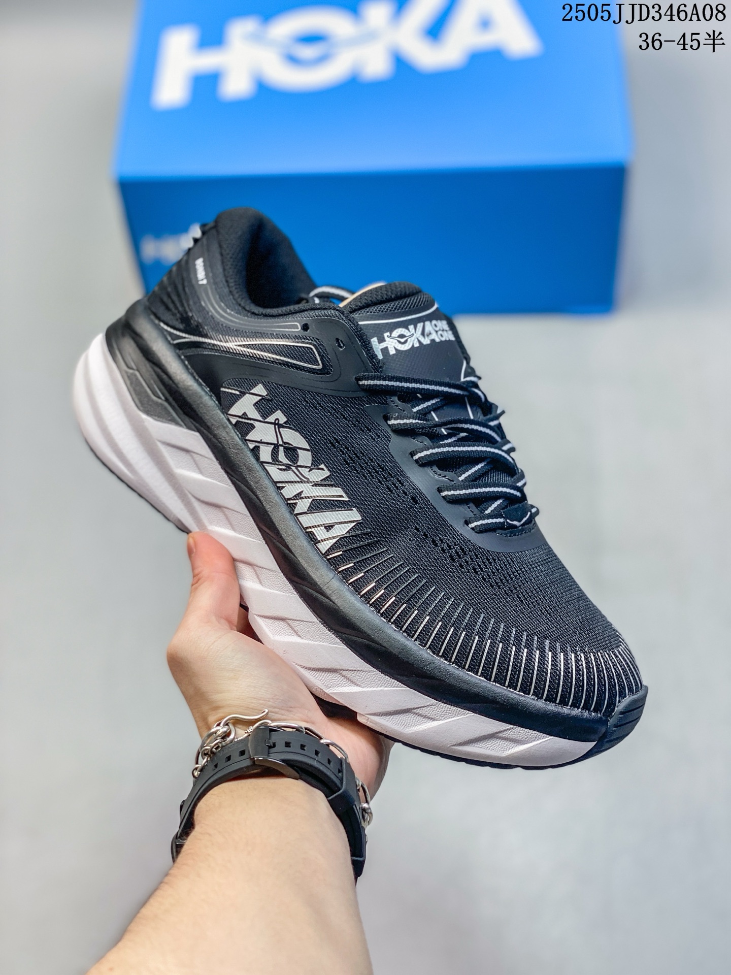 🈴💰220
简介：“飞要这么厚”跑者解压神器，美国新兴跑鞋品牌HOKA ONE ONE Bondi 7 Low 邦迪7代系列 低帮厚底轻量休闲运动慢跑鞋1110530
尺码：见图
编码：05JJD346A08