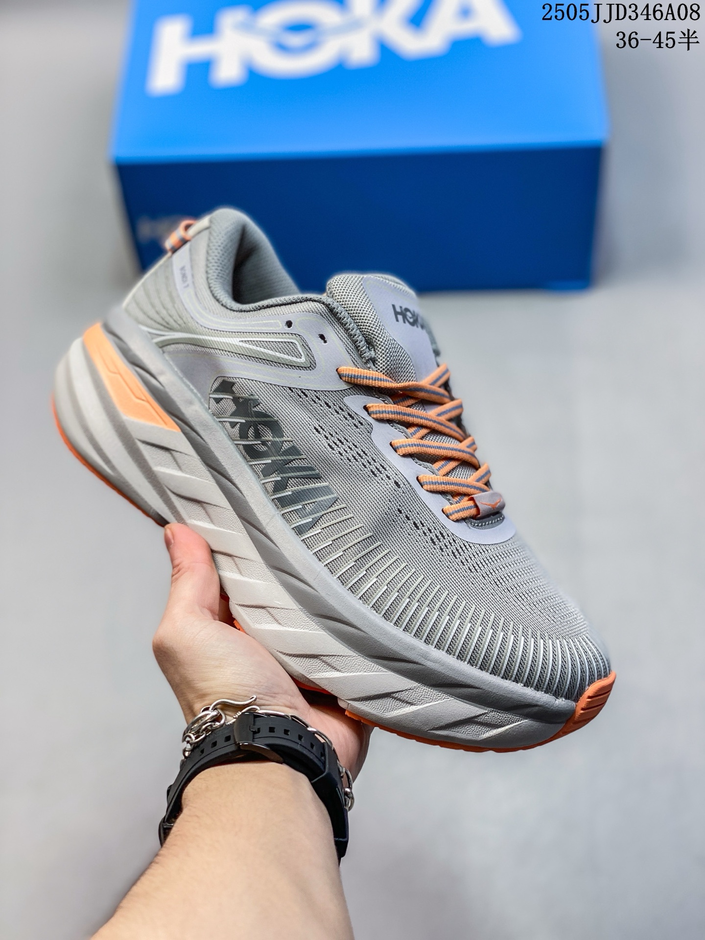 🈴💰220
简介：“飞要这么厚”跑者解压神器，美国新兴跑鞋品牌HOKA ONE ONE Bondi 7 Low 邦迪7代系列 低帮厚底轻量休闲运动慢跑鞋1110530
尺码：见图
编码：05JJD346A08