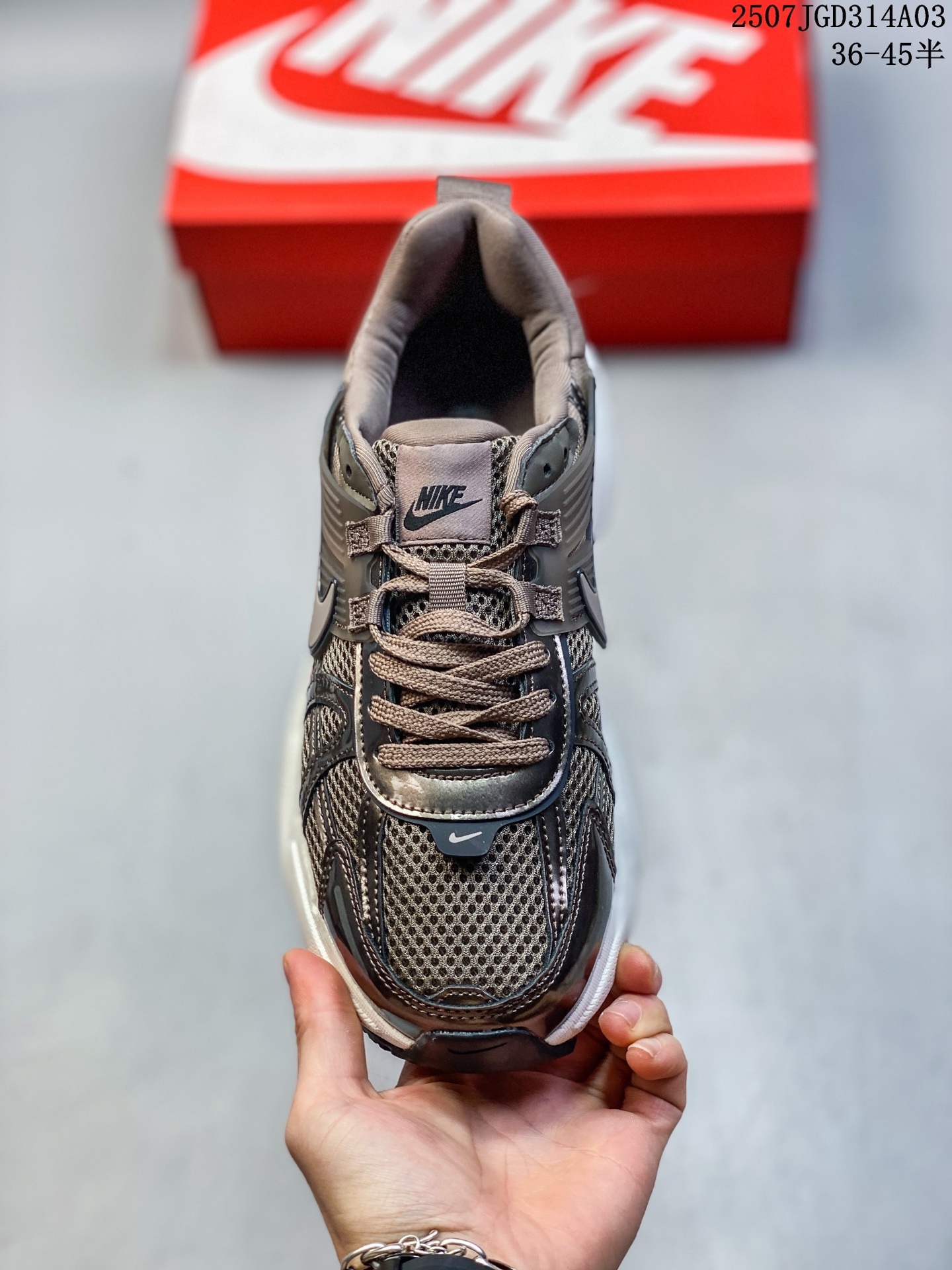 Nike V2K Run耐克爆款💰150

公司级✅NIKE V2K RUN跑步鞋复古风潮 网面透气运动鞋 灰银紧致的鞋面材质提供良好的包裹性鞋侧 Swoosh以及鞋头部分搭配增添不少亮点的镀铬细节鞋垫上印有Bill Bowerman头像 将细节拉满中底饰有独特的做旧效果 最后搭载黑色外底凸显整双鞋的复古气质 
货号：FZ5061 200
尺码:  如图
编码：07JGD314A03