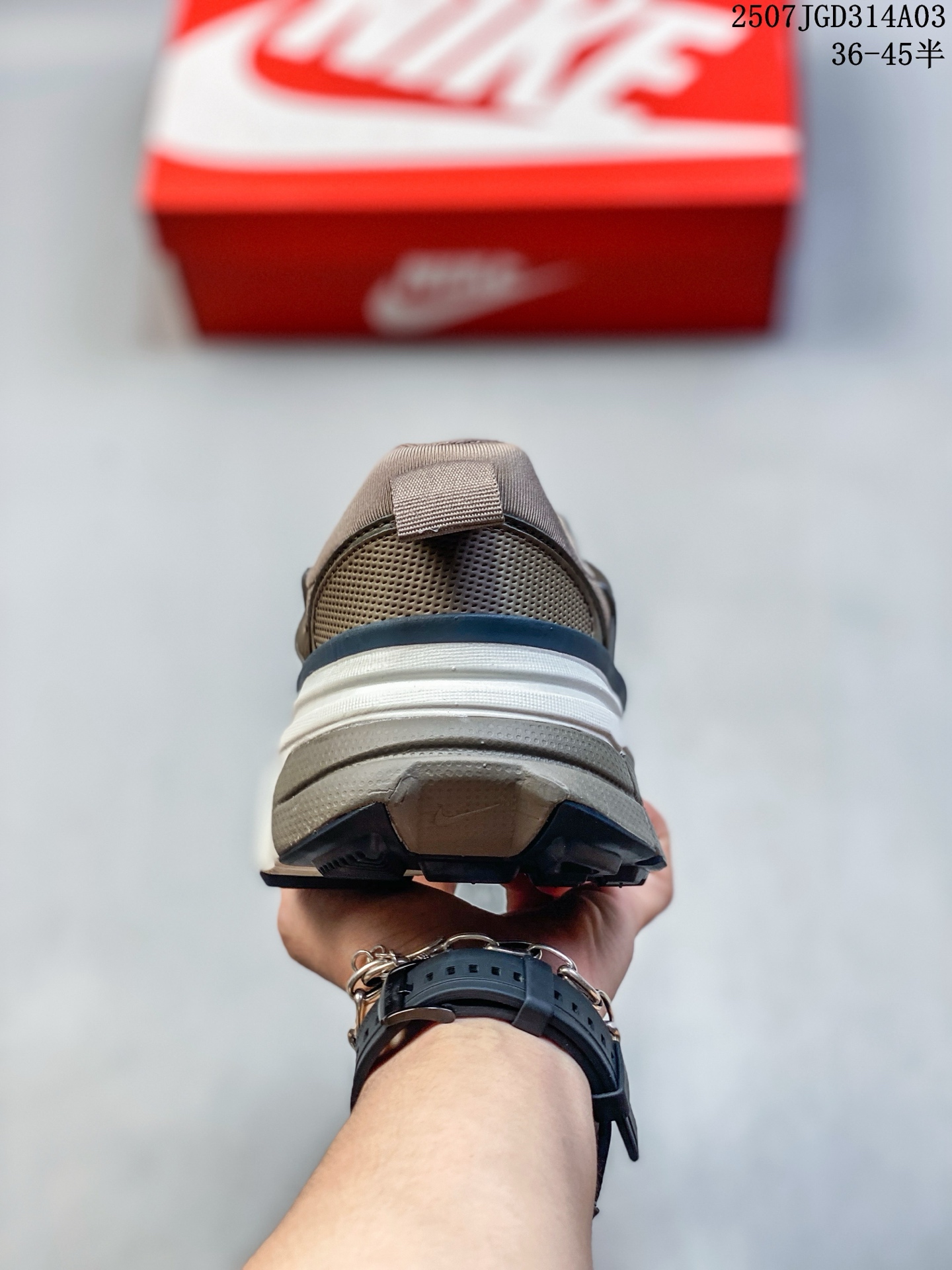 Nike V2K Run耐克爆款💰150

公司级✅NIKE V2K RUN跑步鞋复古风潮 网面透气运动鞋 灰银紧致的鞋面材质提供良好的包裹性鞋侧 Swoosh以及鞋头部分搭配增添不少亮点的镀铬细节鞋垫上印有Bill Bowerman头像 将细节拉满中底饰有独特的做旧效果 最后搭载黑色外底凸显整双鞋的复古气质 
货号：FZ5061 200
尺码:  如图
编码：07JGD314A03