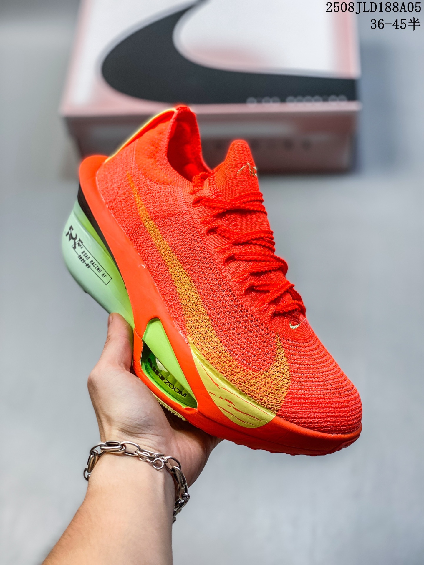 💰180
✅NK Air Zoom Alphafly NEXT% 3 2024全新马拉松超级跑鞋 FD8356-100 有史以来最轻盈、测试次数最多的NK Alphafly 经过精英马拉松运动员的测试验证 并搭载Air Zoom气垫 旨在助力跑者实现突破 取得更佳的成绩 在开发过程中 Alphafly 3帮助耐克运动员凯尔文·基普图姆（Kelvin Kiptum）以2:00:35的成绩刷新了马拉松世界纪录 Alphafly的动力设计没有改变——Air Zoom气垫单元、Flyplate碳纤维板和ZoomX泡绵 但是整体系统的制作方法略有调整 优化和提升了对运动员的帮助 主要更新包括一体式鞋底 提供顺畅稳定的“后跟到脚趾”过渡；更宽的全长Flyplate碳纤维板提供稳定助推力 全新Fast Shot外底保证出色牵引力和抓地力 全新Atomknit 3.0鞋面提供更强的控制力、透气性和中足支撑力 
尺码：36 36.5 37.5 38 38.5 39 40 40.5 41 42 42.5 43 44 45
编号：08JLD188A05