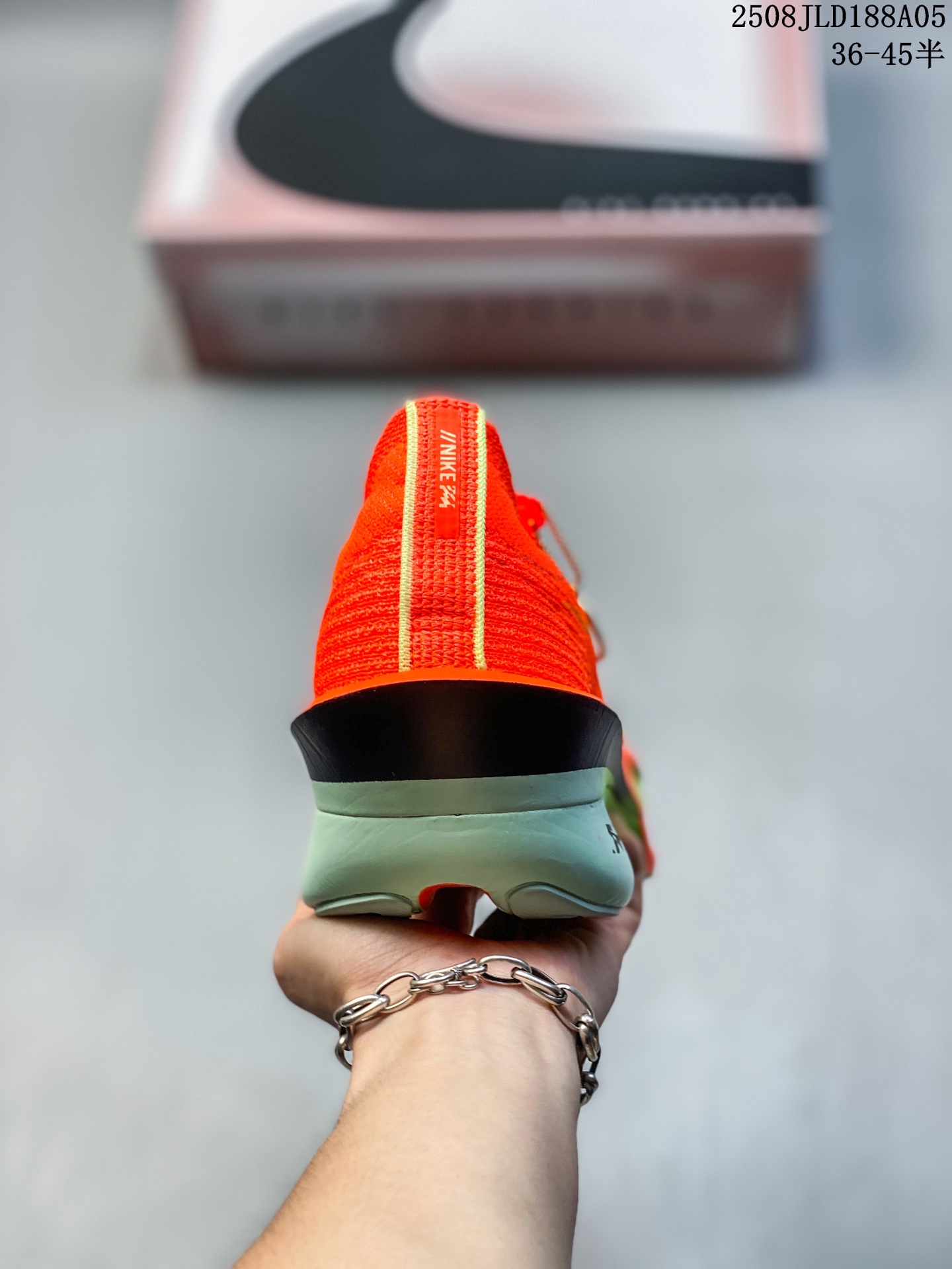 💰180
✅NK Air Zoom Alphafly NEXT% 3 2024全新马拉松超级跑鞋 FD8356-100 有史以来最轻盈、测试次数最多的NK Alphafly 经过精英马拉松运动员的测试验证 并搭载Air Zoom气垫 旨在助力跑者实现突破 取得更佳的成绩 在开发过程中 Alphafly 3帮助耐克运动员凯尔文·基普图姆（Kelvin Kiptum）以2:00:35的成绩刷新了马拉松世界纪录 Alphafly的动力设计没有改变——Air Zoom气垫单元、Flyplate碳纤维板和ZoomX泡绵 但是整体系统的制作方法略有调整 优化和提升了对运动员的帮助 主要更新包括一体式鞋底 提供顺畅稳定的“后跟到脚趾”过渡；更宽的全长Flyplate碳纤维板提供稳定助推力 全新Fast Shot外底保证出色牵引力和抓地力 全新Atomknit 3.0鞋面提供更强的控制力、透气性和中足支撑力 
尺码：36 36.5 37.5 38 38.5 39 40 40.5 41 42 42.5 43 44 45
编号：08JLD188A05