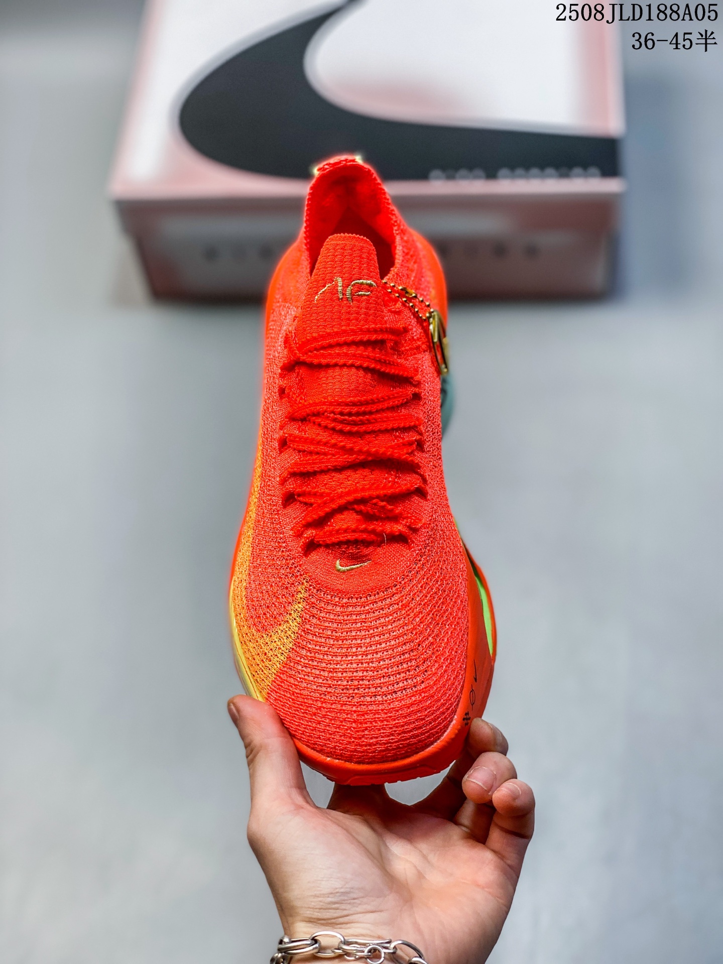 💰180
✅NK Air Zoom Alphafly NEXT% 3 2024全新马拉松超级跑鞋 FD8356-100 有史以来最轻盈、测试次数最多的NK Alphafly 经过精英马拉松运动员的测试验证 并搭载Air Zoom气垫 旨在助力跑者实现突破 取得更佳的成绩 在开发过程中 Alphafly 3帮助耐克运动员凯尔文·基普图姆（Kelvin Kiptum）以2:00:35的成绩刷新了马拉松世界纪录 Alphafly的动力设计没有改变——Air Zoom气垫单元、Flyplate碳纤维板和ZoomX泡绵 但是整体系统的制作方法略有调整 优化和提升了对运动员的帮助 主要更新包括一体式鞋底 提供顺畅稳定的“后跟到脚趾”过渡；更宽的全长Flyplate碳纤维板提供稳定助推力 全新Fast Shot外底保证出色牵引力和抓地力 全新Atomknit 3.0鞋面提供更强的控制力、透气性和中足支撑力 
尺码：36 36.5 37.5 38 38.5 39 40 40.5 41 42 42.5 43 44 45
编号：08JLD188A05