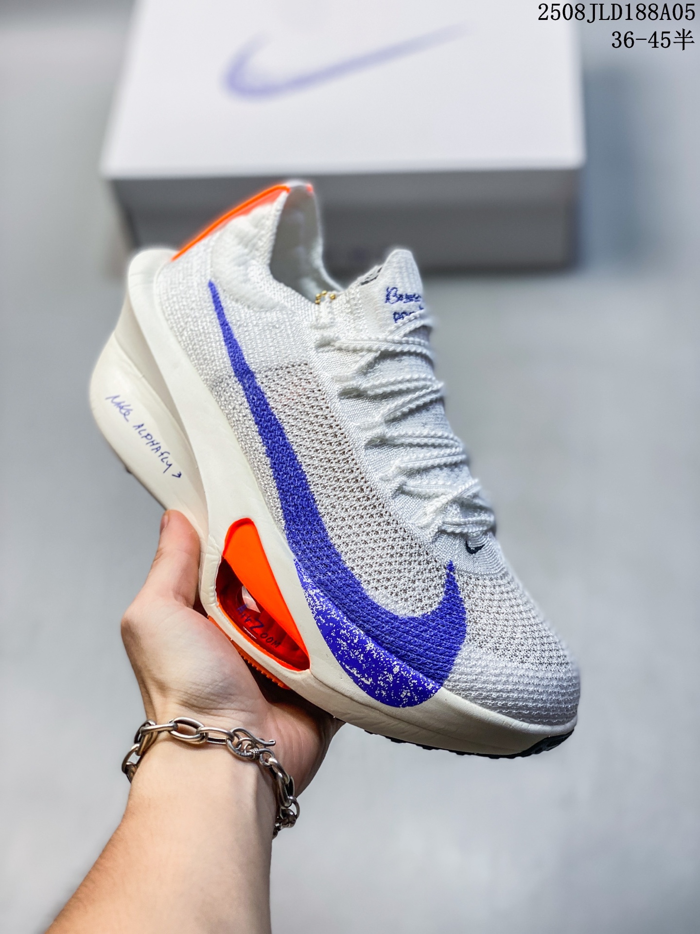 💰180
✅NK Air Zoom Alphafly NEXT% 3 2024全新马拉松超级跑鞋 FD8356-100 有史以来最轻盈、测试次数最多的NK Alphafly 经过精英马拉松运动员的测试验证 并搭载Air Zoom气垫 旨在助力跑者实现突破 取得更佳的成绩 在开发过程中 Alphafly 3帮助耐克运动员凯尔文·基普图姆（Kelvin Kiptum）以2:00:35的成绩刷新了马拉松世界纪录 Alphafly的动力设计没有改变——Air Zoom气垫单元、Flyplate碳纤维板和ZoomX泡绵 但是整体系统的制作方法略有调整 优化和提升了对运动员的帮助 主要更新包括一体式鞋底 提供顺畅稳定的“后跟到脚趾”过渡；更宽的全长Flyplate碳纤维板提供稳定助推力 全新Fast Shot外底保证出色牵引力和抓地力 全新Atomknit 3.0鞋面提供更强的控制力、透气性和中足支撑力 
尺码：36 36.5 37.5 38 38.5 39 40 40.5 41 42 42.5 43 44 45
编号：08JLD188A05
