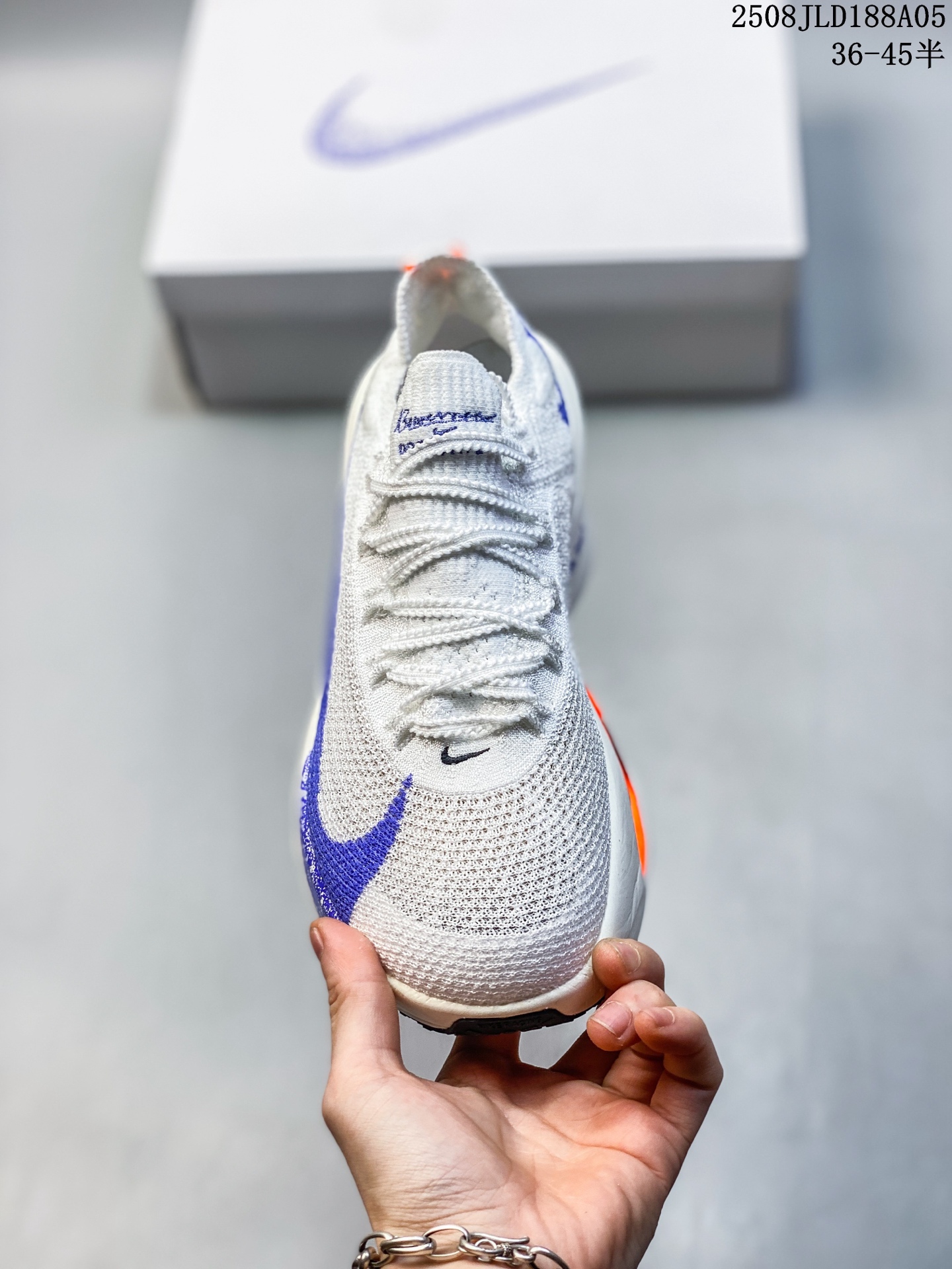 💰180
✅NK Air Zoom Alphafly NEXT% 3 2024全新马拉松超级跑鞋 FD8356-100 有史以来最轻盈、测试次数最多的NK Alphafly 经过精英马拉松运动员的测试验证 并搭载Air Zoom气垫 旨在助力跑者实现突破 取得更佳的成绩 在开发过程中 Alphafly 3帮助耐克运动员凯尔文·基普图姆（Kelvin Kiptum）以2:00:35的成绩刷新了马拉松世界纪录 Alphafly的动力设计没有改变——Air Zoom气垫单元、Flyplate碳纤维板和ZoomX泡绵 但是整体系统的制作方法略有调整 优化和提升了对运动员的帮助 主要更新包括一体式鞋底 提供顺畅稳定的“后跟到脚趾”过渡；更宽的全长Flyplate碳纤维板提供稳定助推力 全新Fast Shot外底保证出色牵引力和抓地力 全新Atomknit 3.0鞋面提供更强的控制力、透气性和中足支撑力 
尺码：36 36.5 37.5 38 38.5 39 40 40.5 41 42 42.5 43 44 45
编号：08JLD188A05