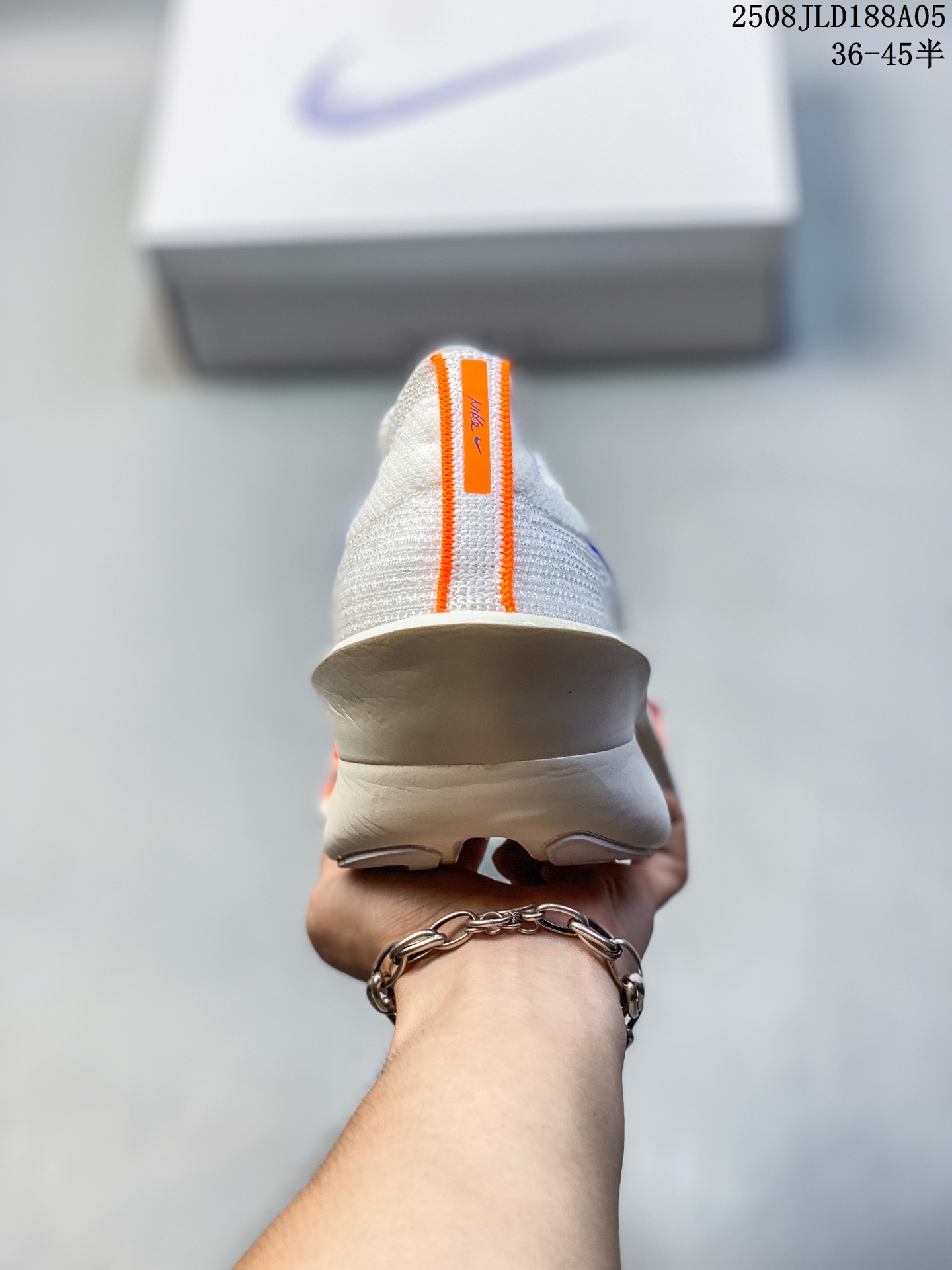 💰180
✅NK Air Zoom Alphafly NEXT% 3 2024全新马拉松超级跑鞋 FD8356-100 有史以来最轻盈、测试次数最多的NK Alphafly 经过精英马拉松运动员的测试验证 并搭载Air Zoom气垫 旨在助力跑者实现突破 取得更佳的成绩 在开发过程中 Alphafly 3帮助耐克运动员凯尔文·基普图姆（Kelvin Kiptum）以2:00:35的成绩刷新了马拉松世界纪录 Alphafly的动力设计没有改变——Air Zoom气垫单元、Flyplate碳纤维板和ZoomX泡绵 但是整体系统的制作方法略有调整 优化和提升了对运动员的帮助 主要更新包括一体式鞋底 提供顺畅稳定的“后跟到脚趾”过渡；更宽的全长Flyplate碳纤维板提供稳定助推力 全新Fast Shot外底保证出色牵引力和抓地力 全新Atomknit 3.0鞋面提供更强的控制力、透气性和中足支撑力 
尺码：36 36.5 37.5 38 38.5 39 40 40.5 41 42 42.5 43 44 45
编号：08JLD188A05