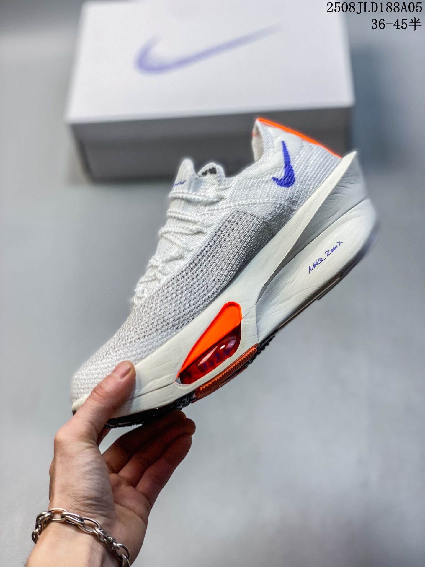 💰180
✅NK Air Zoom Alphafly NEXT% 3 2024全新马拉松超级跑鞋 FD8356-100 有史以来最轻盈、测试次数最多的NK Alphafly 经过精英马拉松运动员的测试验证 并搭载Air Zoom气垫 旨在助力跑者实现突破 取得更佳的成绩 在开发过程中 Alphafly 3帮助耐克运动员凯尔文·基普图姆（Kelvin Kiptum）以2:00:35的成绩刷新了马拉松世界纪录 Alphafly的动力设计没有改变——Air Zoom气垫单元、Flyplate碳纤维板和ZoomX泡绵 但是整体系统的制作方法略有调整 优化和提升了对运动员的帮助 主要更新包括一体式鞋底 提供顺畅稳定的“后跟到脚趾”过渡；更宽的全长Flyplate碳纤维板提供稳定助推力 全新Fast Shot外底保证出色牵引力和抓地力 全新Atomknit 3.0鞋面提供更强的控制力、透气性和中足支撑力 
尺码：36 36.5 37.5 38 38.5 39 40 40.5 41 42 42.5 43 44 45
编号：08JLD188A05