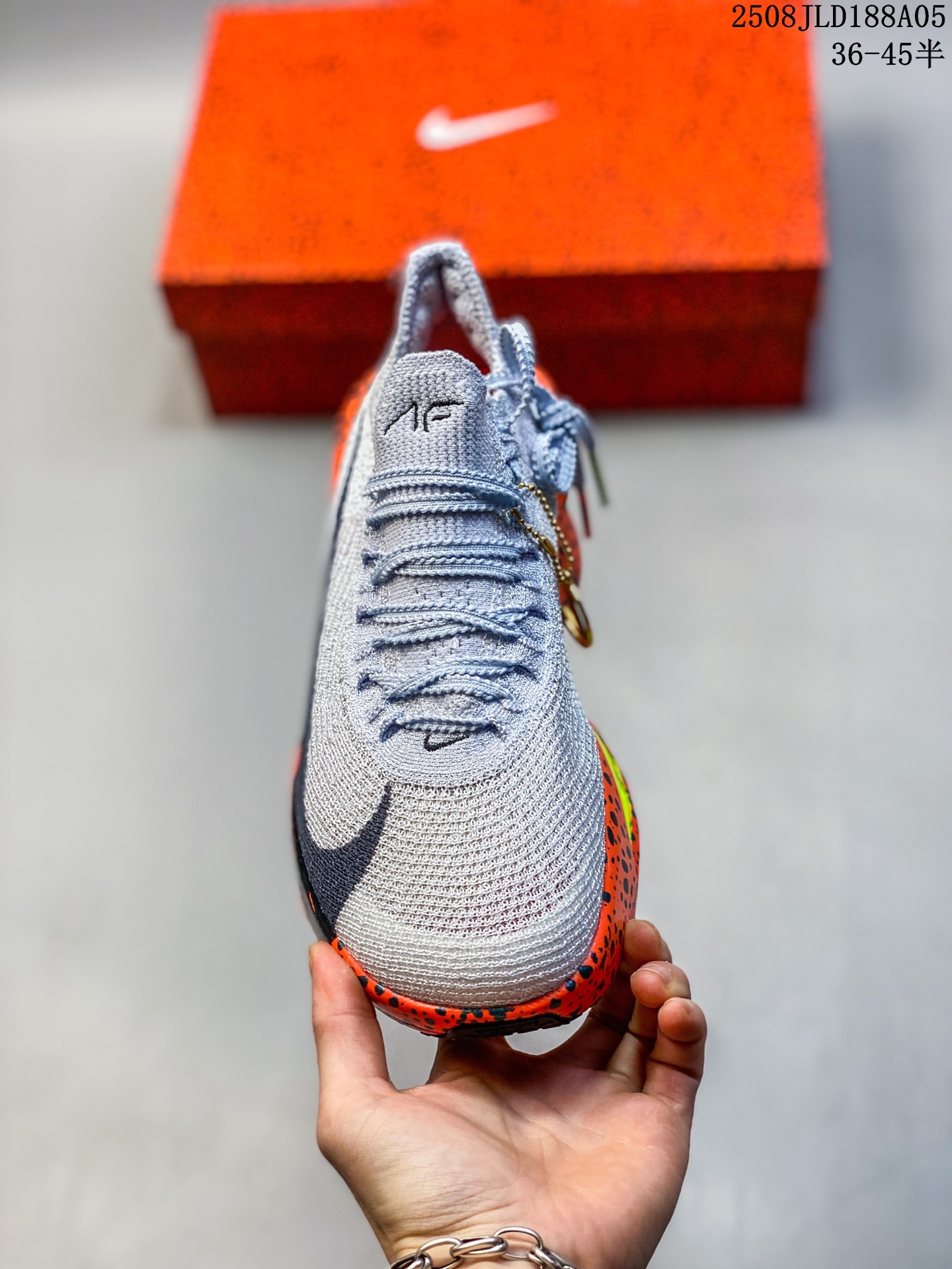 💰180
✅NK Air Zoom Alphafly NEXT% 3 2024全新马拉松超级跑鞋 FD8356-100 有史以来最轻盈、测试次数最多的NK Alphafly 经过精英马拉松运动员的测试验证 并搭载Air Zoom气垫 旨在助力跑者实现突破 取得更佳的成绩 在开发过程中 Alphafly 3帮助耐克运动员凯尔文·基普图姆（Kelvin Kiptum）以2:00:35的成绩刷新了马拉松世界纪录 Alphafly的动力设计没有改变——Air Zoom气垫单元、Flyplate碳纤维板和ZoomX泡绵 但是整体系统的制作方法略有调整 优化和提升了对运动员的帮助 主要更新包括一体式鞋底 提供顺畅稳定的“后跟到脚趾”过渡；更宽的全长Flyplate碳纤维板提供稳定助推力 全新Fast Shot外底保证出色牵引力和抓地力 全新Atomknit 3.0鞋面提供更强的控制力、透气性和中足支撑力 
尺码：36 36.5 37.5 38 38.5 39 40 40.5 41 42 42.5 43 44 45
编号：08JLD188A05