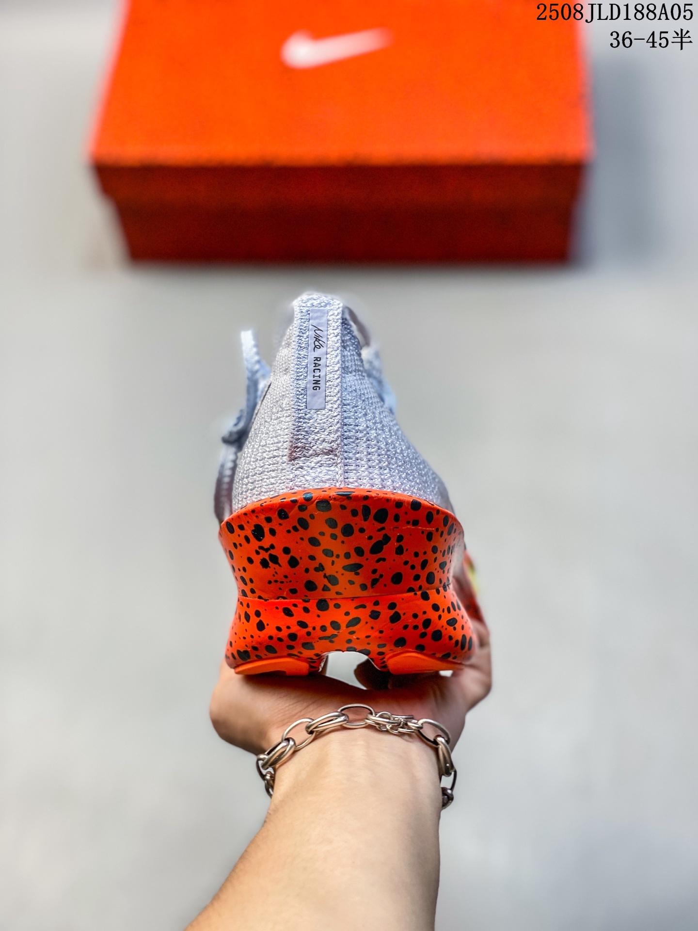 💰180
✅NK Air Zoom Alphafly NEXT% 3 2024全新马拉松超级跑鞋 FD8356-100 有史以来最轻盈、测试次数最多的NK Alphafly 经过精英马拉松运动员的测试验证 并搭载Air Zoom气垫 旨在助力跑者实现突破 取得更佳的成绩 在开发过程中 Alphafly 3帮助耐克运动员凯尔文·基普图姆（Kelvin Kiptum）以2:00:35的成绩刷新了马拉松世界纪录 Alphafly的动力设计没有改变——Air Zoom气垫单元、Flyplate碳纤维板和ZoomX泡绵 但是整体系统的制作方法略有调整 优化和提升了对运动员的帮助 主要更新包括一体式鞋底 提供顺畅稳定的“后跟到脚趾”过渡；更宽的全长Flyplate碳纤维板提供稳定助推力 全新Fast Shot外底保证出色牵引力和抓地力 全新Atomknit 3.0鞋面提供更强的控制力、透气性和中足支撑力 
尺码：36 36.5 37.5 38 38.5 39 40 40.5 41 42 42.5 43 44 45
编号：08JLD188A05