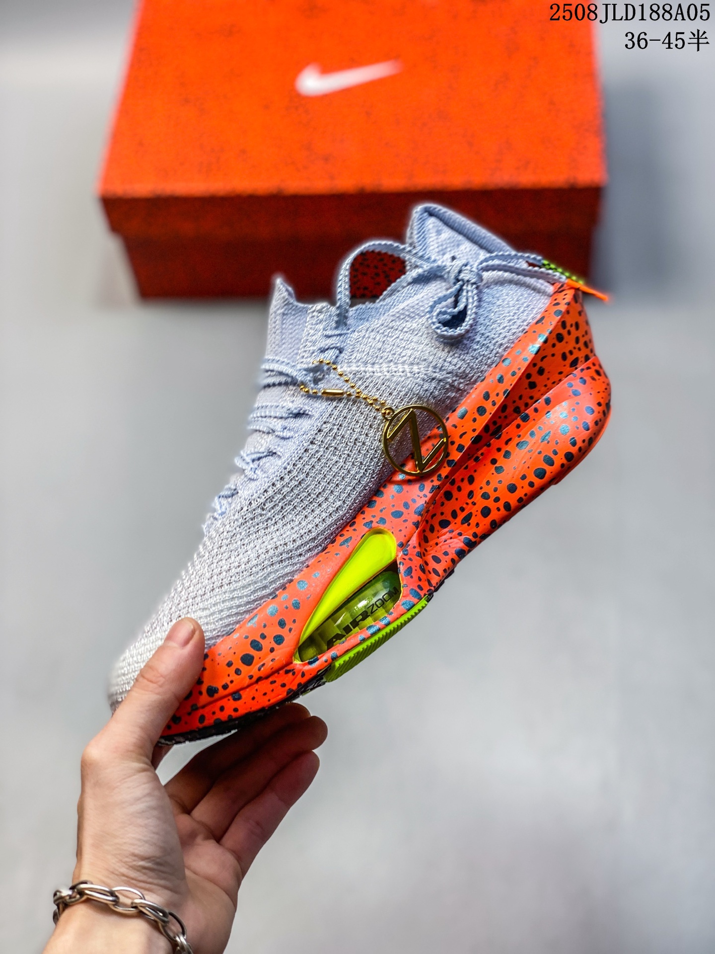 💰180
✅NK Air Zoom Alphafly NEXT% 3 2024全新马拉松超级跑鞋 FD8356-100 有史以来最轻盈、测试次数最多的NK Alphafly 经过精英马拉松运动员的测试验证 并搭载Air Zoom气垫 旨在助力跑者实现突破 取得更佳的成绩 在开发过程中 Alphafly 3帮助耐克运动员凯尔文·基普图姆（Kelvin Kiptum）以2:00:35的成绩刷新了马拉松世界纪录 Alphafly的动力设计没有改变——Air Zoom气垫单元、Flyplate碳纤维板和ZoomX泡绵 但是整体系统的制作方法略有调整 优化和提升了对运动员的帮助 主要更新包括一体式鞋底 提供顺畅稳定的“后跟到脚趾”过渡；更宽的全长Flyplate碳纤维板提供稳定助推力 全新Fast Shot外底保证出色牵引力和抓地力 全新Atomknit 3.0鞋面提供更强的控制力、透气性和中足支撑力 
尺码：36 36.5 37.5 38 38.5 39 40 40.5 41 42 42.5 43 44 45
编号：08JLD188A05