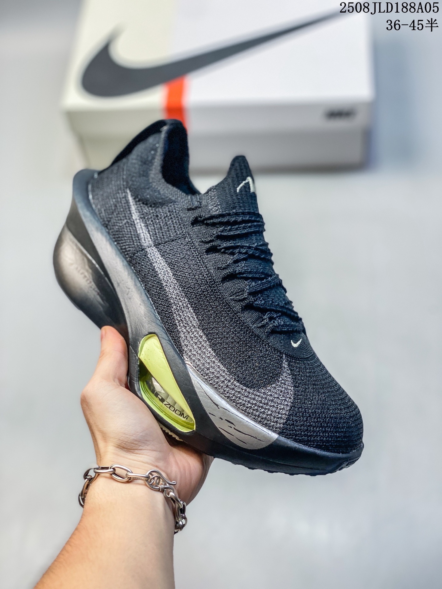 🈴️💰180
✅NK Air Zoom Alphafly NEXT% 3 2024全新马拉松超级跑鞋 FD8356-100 有史以来最轻盈、测试次数最多的NK Alphafly 经过精英马拉松运动员的测试验证 并搭载Air Zoom气垫 旨在助力跑者实现突破 取得更佳的成绩 在开发过程中 Alphafly 3帮助耐克运动员凯尔文·基普图姆（Kelvin Kiptum）以2:00:35的成绩刷新了马拉松世界纪录 Alphafly的动力设计没有改变——Air Zoom气垫单元、Flyplate碳纤维板和ZoomX泡绵 但是整体系统的制作方法略有调整 优化和提升了对运动员的帮助 主要更新包括一体式鞋底 提供顺畅稳定的“后跟到脚趾”过渡；更宽的全长Flyplate碳纤维板提供稳定助推力 全新Fast Shot外底保证出色牵引力和抓地力 全新Atomknit 3.0鞋面提供更强的控制力、透气性和中足支撑力 
尺码：36 36.5 37.5 38 38.5 39 40 40.5 41 42 42.5 43 44 45
编号：08JLD188A05