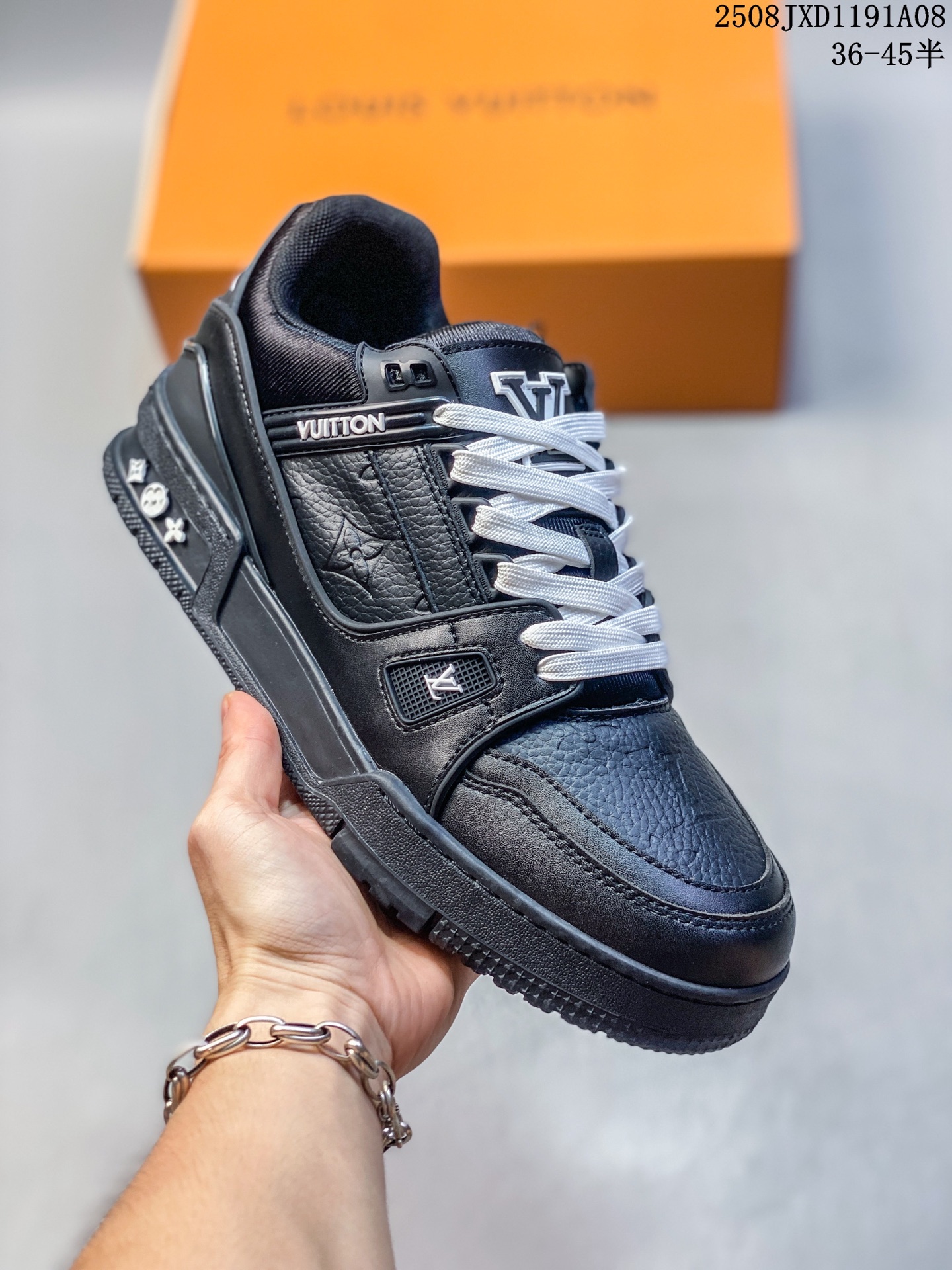 💰150
Louis Vuitton/路易威登～全黑 广东原产高性价比，采用皮革鞋面材质，内里小羊皮打造及去味海玻璃脚垫，空胶工艺，外置耐磨橡胶大底全新LV路易威登Louis Vuitton Remarque Low经典低帮系带休闲运动百搭板鞋 
类型：男女鞋
货号：1AAREW
尺码：39-45 🈚半码
08JXD1191A08