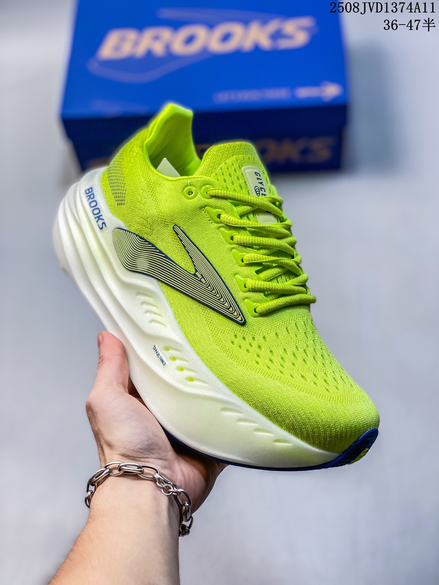 BROOKS布鲁克斯Glycerin max超级甘油跑鞋男减震女跑步厚底马拉松 该鞋以厚实的中底和高分子注氮技术为特点,提供极致的缓震性能.鞋面柔软厚实,具有良好的包裹性能和散热性能.大底设计简单,纹路深,适合城市路跑.鞋面的黑色商标LG固定了中底,增加了鞋子的稳定性. 半 编号:Dx127380 尺码:如图 编码:08JVD1374A11