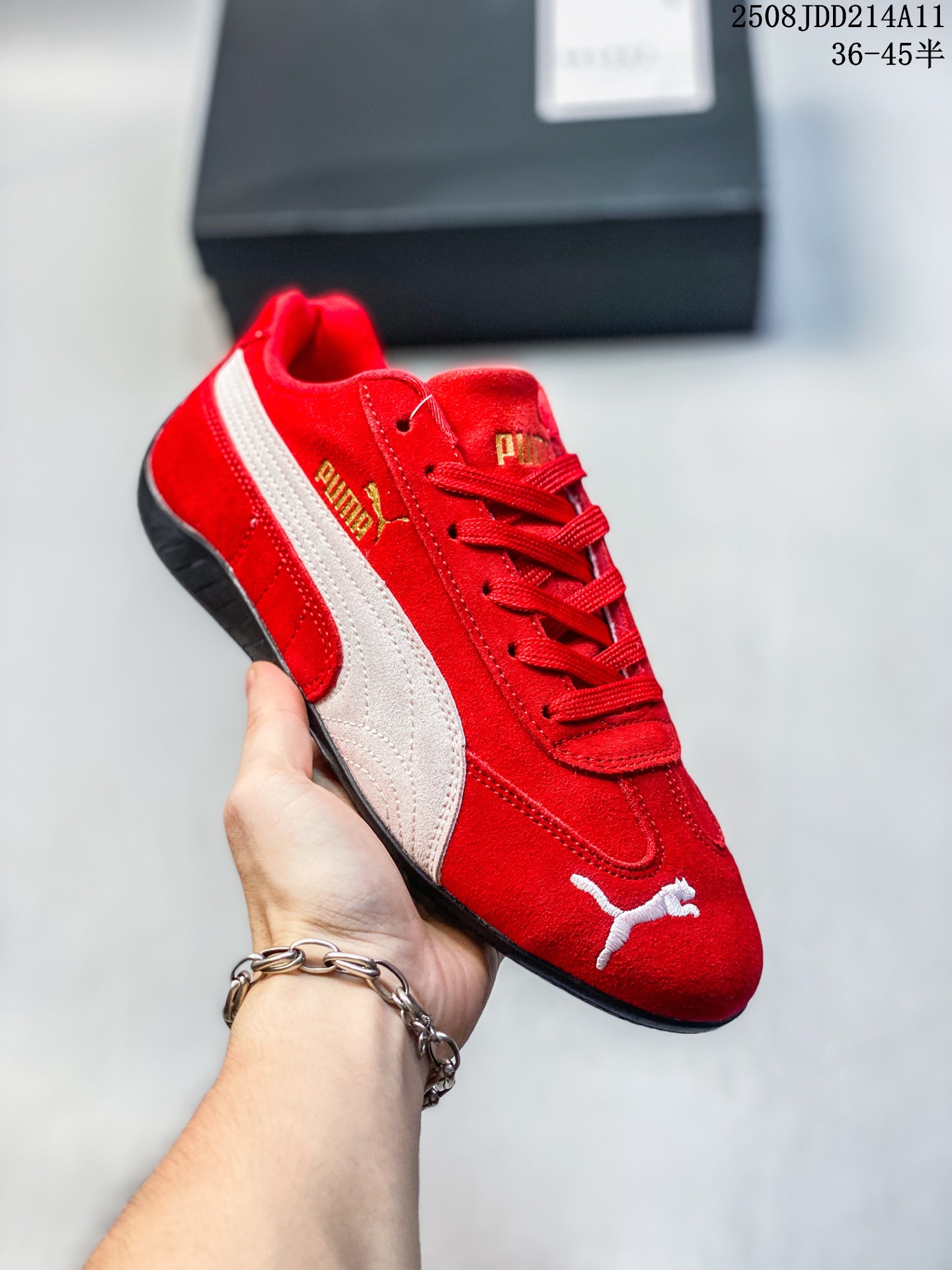 【公司级】PUMA Speedca OG 彪马极速赛车系列低帮德训风拼接复古百搭休闲运动赛车鞋 鞋款从80、90年代赛车手所穿的防火赛车鞋为原型,鞋身线条模仿了赛车的流线廓形,体现了空气动力学原理的结构.简约流畅的外观,恰好又和贯穿其中的Formstrip Logo融合恰到好处,视觉上细节丰富且协调.本次Speedcat OG鞋款归来,最大看点自然式保留了窄版鞋型以及薄底构造.这两年各品牌鞋底越做越厚,Speedcat反其道而行之,上脚几乎无鞋底的效果带来耳目一新的视觉体验.鞋面依旧是以质感透气柔软皮革材质打造,并且大面积近乎全包裹的使用,复古味道也愈发浓烈.配色上更是将最原始的黑色和红色带回,向F1赛车队的标志性队服致敬.相信让各位一眼种草的更多是出挑的大红色,上脚即可瞬间点亮整体造型,在以球鞋为核心的OOTD中脱颖而出.而另一款黑色则是低调的万金油,彰显新潮个性的同时又不喧宾夺主,也是热爱简约系穿搭朋友的首选. 货号:398847 含半码 08JDD214A11