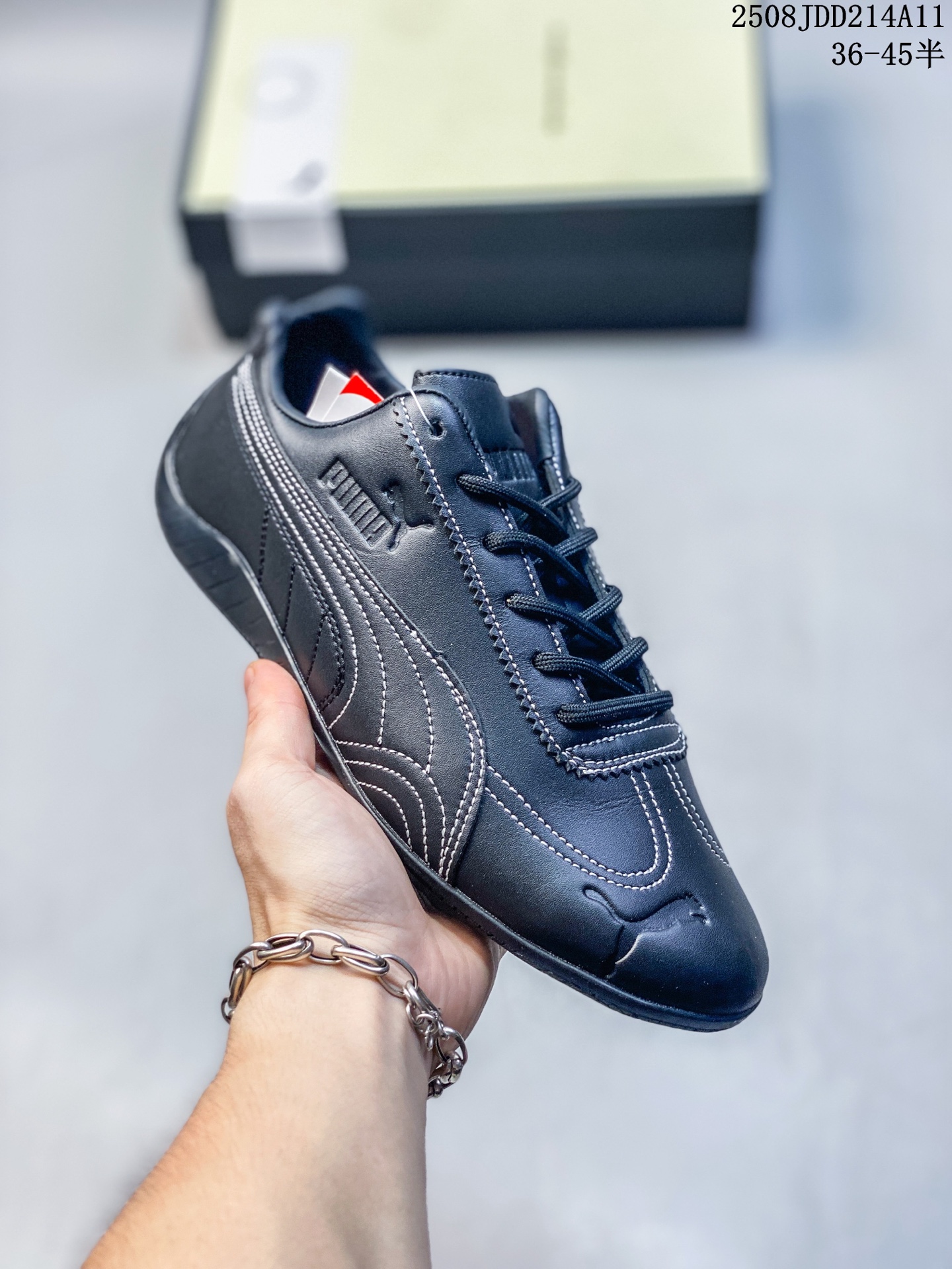 【公司级】PUMA Speedca OG 彪马极速赛车系列低帮德训风拼接复古百搭休闲运动赛车鞋 鞋款从80、90年代赛车手所穿的防火赛车鞋为原型,鞋身线条模仿了赛车的流线廓形,体现了空气动力学原理的结构.简约流畅的外观,恰好又和贯穿其中的Formstrip Logo融合恰到好处,视觉上细节丰富且协调.本次Speedcat OG鞋款归来,最大看点自然式保留了窄版鞋型以及薄底构造.这两年各品牌鞋底越做越厚,Speedcat反其道而行之,上脚几乎无鞋底的效果带来耳目一新的视觉体验.鞋面依旧是以质感透气柔软皮革材质打造,并且大面积近乎全包裹的使用,复古味道也愈发浓烈.配色上更是将最原始的黑色和红色带回,向F1赛车队的标志性队服致敬.相信让各位一眼种草的更多是出挑的大红色,上脚即可瞬间点亮整体造型,在以球鞋为核心的OOTD中脱颖而出.而另一款黑色则是低调的万金油,彰显新潮个性的同时又不喧宾夺主,也是热爱简约系穿搭朋友的首选. 货号:398847 含半码 08JDD214A11
