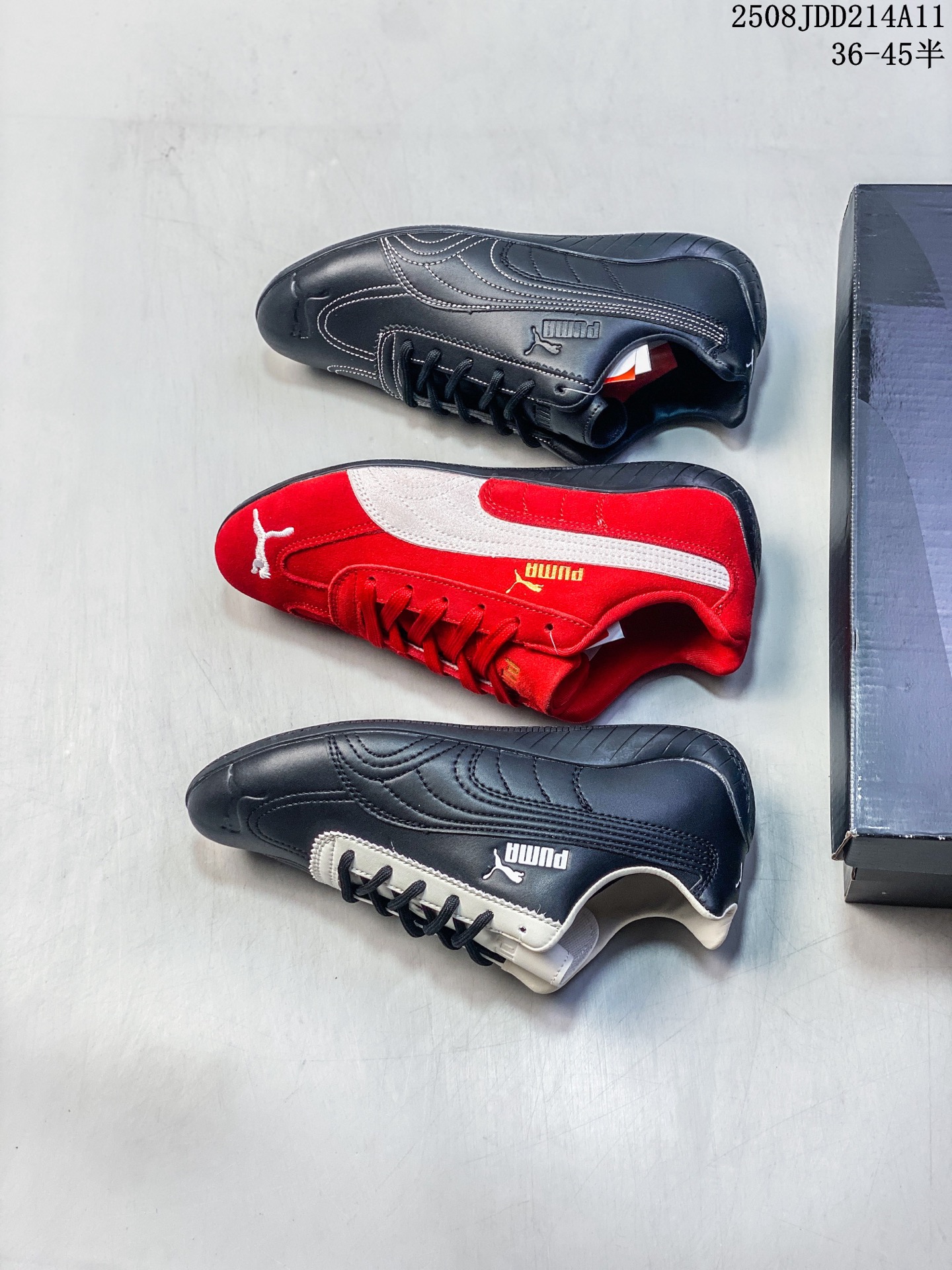 🈴️💰100
【公司级】PUMA Speedca OG 彪马极速赛车系列低帮德训风拼接复古百搭休闲运动赛车鞋 鞋款从80、90年代赛车手所穿的防火赛车鞋为原型，鞋身线条模仿了赛车的流线廓形，体现了空气动力学原理的结构。简约流畅的外观，恰好又和贯穿其中的Formstrip Logo融合恰到好处，视觉上细节丰富且协调。本次Speedcat OG鞋款归来，最大看点自然式保留了窄版鞋型以及薄底构造。这两年各品牌鞋底越做越厚，Speedcat反其道而行之，上脚几乎无鞋底的效果带来耳目一新的视觉体验。鞋面依旧是以质感透气柔软皮革材质打造，并且大面积近乎全包裹的使用，复古味道也愈发浓烈。配色上更是将最原始的黑色和红色带回，向F1赛车队的标志性队服致敬。相信让各位一眼种草的更多是出挑的大红色，上脚即可瞬间点亮整体造型，在以球鞋为核心的OOTD中脱颖而出。而另一款黑色则是低调的万金油，彰显新潮个性的同时又不喧宾夺主，也是热爱简约系穿搭朋友的首选。 

货号：398847
尺码：36-45含半码
08JDD214A11