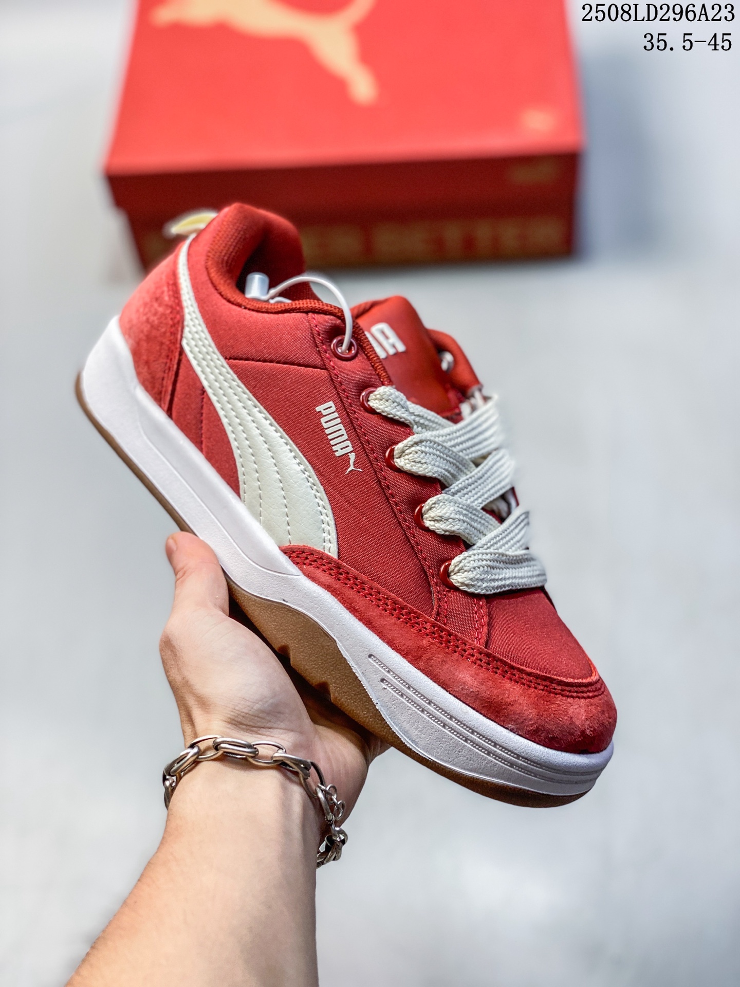 🈴️💰80
PUMA/彪马 女运动板鞋，原楦原纸版开发版型，采用环保皮革组合鞋面材质，外置耐磨橡胶大底❗️蕾哈娜同系面包鞋太好看了！彪马Puma Park Lifestyle OG Sneaker 公园生活方式系列低帮复古面包风百搭休闲运动板鞋。
   65XKBB16
类型：男女鞋
货号：395022
码数：36-45
08LD296A23