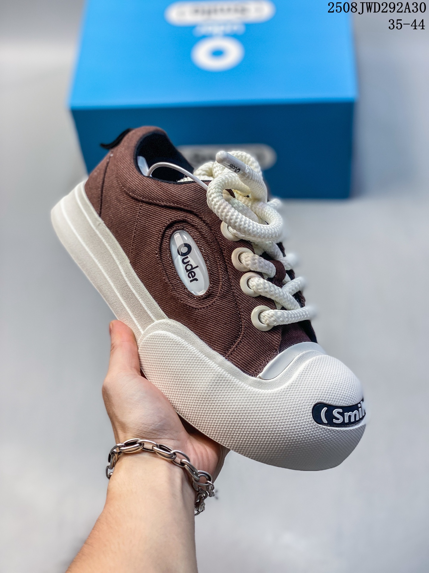 💰180 Ouder 人气单品 超级萌丑鞋 | 专柜新款大头开口笑帆布鞋系列此品牌以丑萌膨胀设计风格备受关注，品牌旨在为当代男女打造年轻 潮流 时髦 不一样的美。新开口笑鞋面采用膨胀及宽体的设计语言，将鞋头与鞋身打造成极为夸张的宽体结构。兼具搭配与潮流属性随意穿搭 尺码:看图所示 编码：08JWD292A30