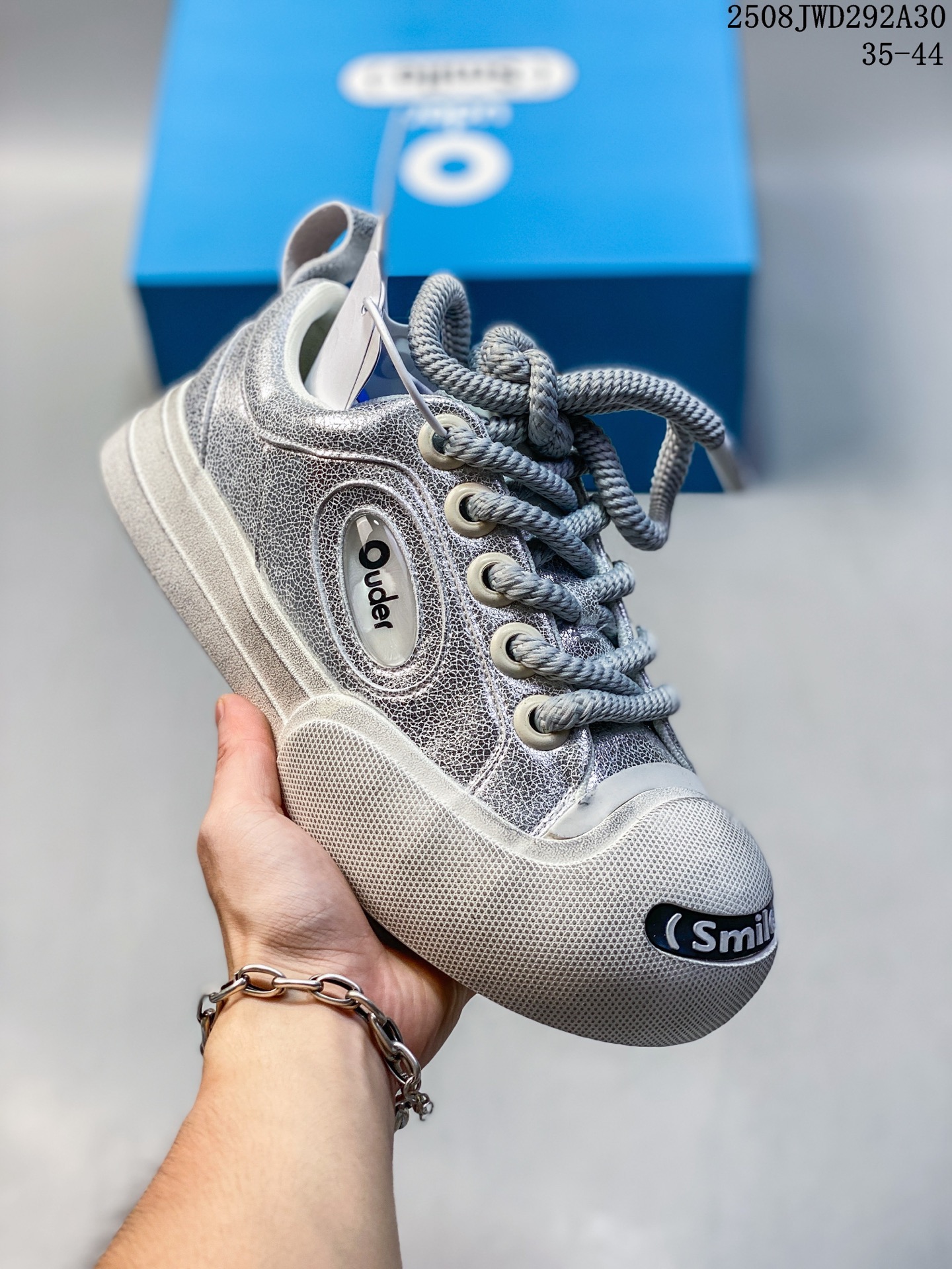 🈴️💰180 Ouder 人气单品 超级萌丑鞋 | 专柜新款大头开口笑帆布鞋系列此品牌以丑萌膨胀设计风格备受关注，品牌旨在为当代男女打造年轻 潮流 时髦 不一样的美。新开口笑鞋面采用膨胀及宽体的设计语言，将鞋头与鞋身打造成极为夸张的宽体结构。兼具搭配与潮流属性随意穿搭 尺码:看图所示 编码：08JWD292A30