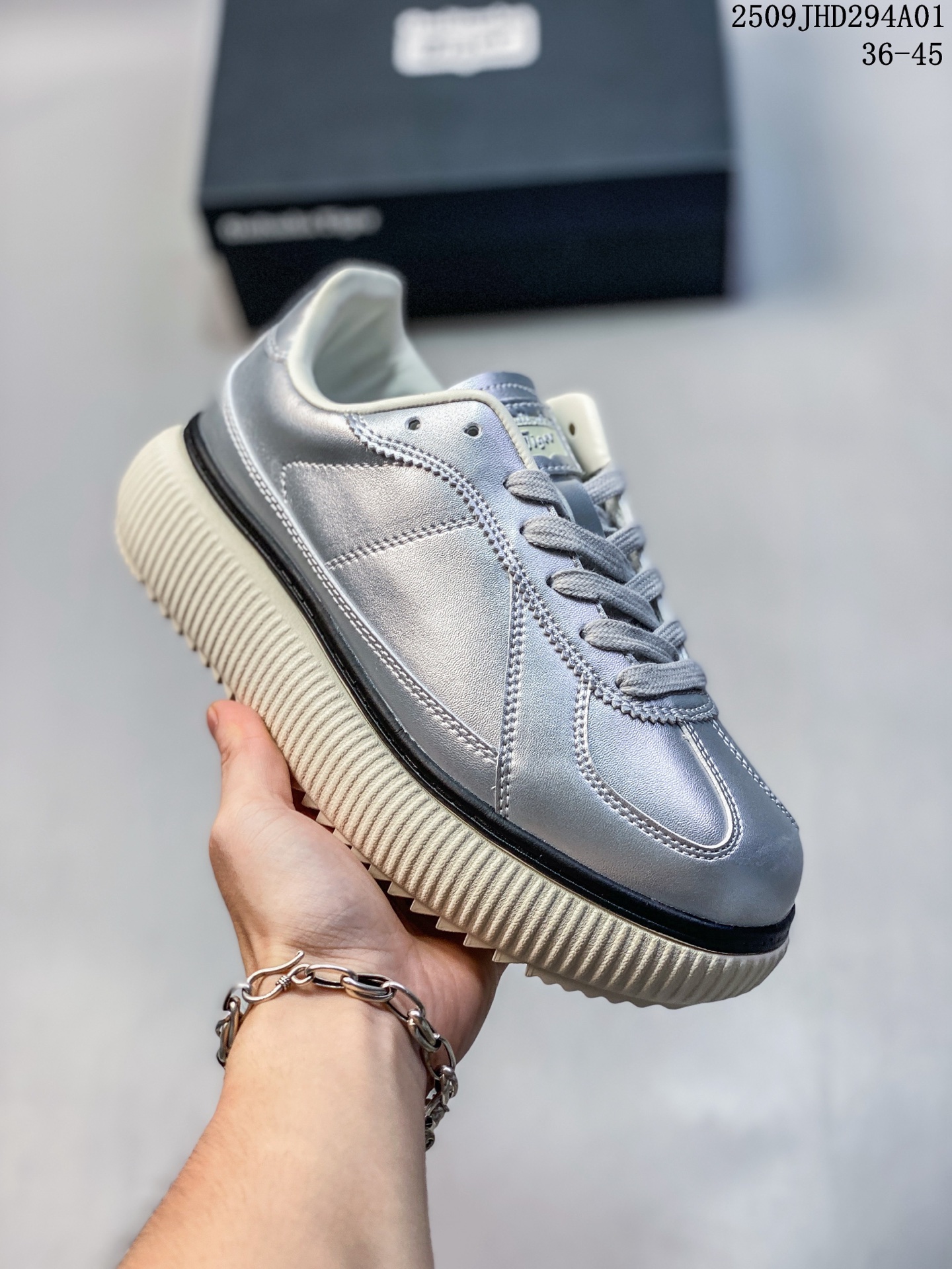 💰130
Onitsuka Tiger鬼塚虎 Delecity 
厚底运动 耐磨低帮生活休闲鞋
厚实和平底鞋底融入1950年代档案篮球鞋的元素 鞋面以1980年代网球鞋为基础 经过重新设计 造型更轻松 
官方货号: 1183B874 0202622
尺码:36 37 37.5 38 39 39.5 40.5 41.5 42 42.5 43.5 44 
45
编码：09JHD294A01