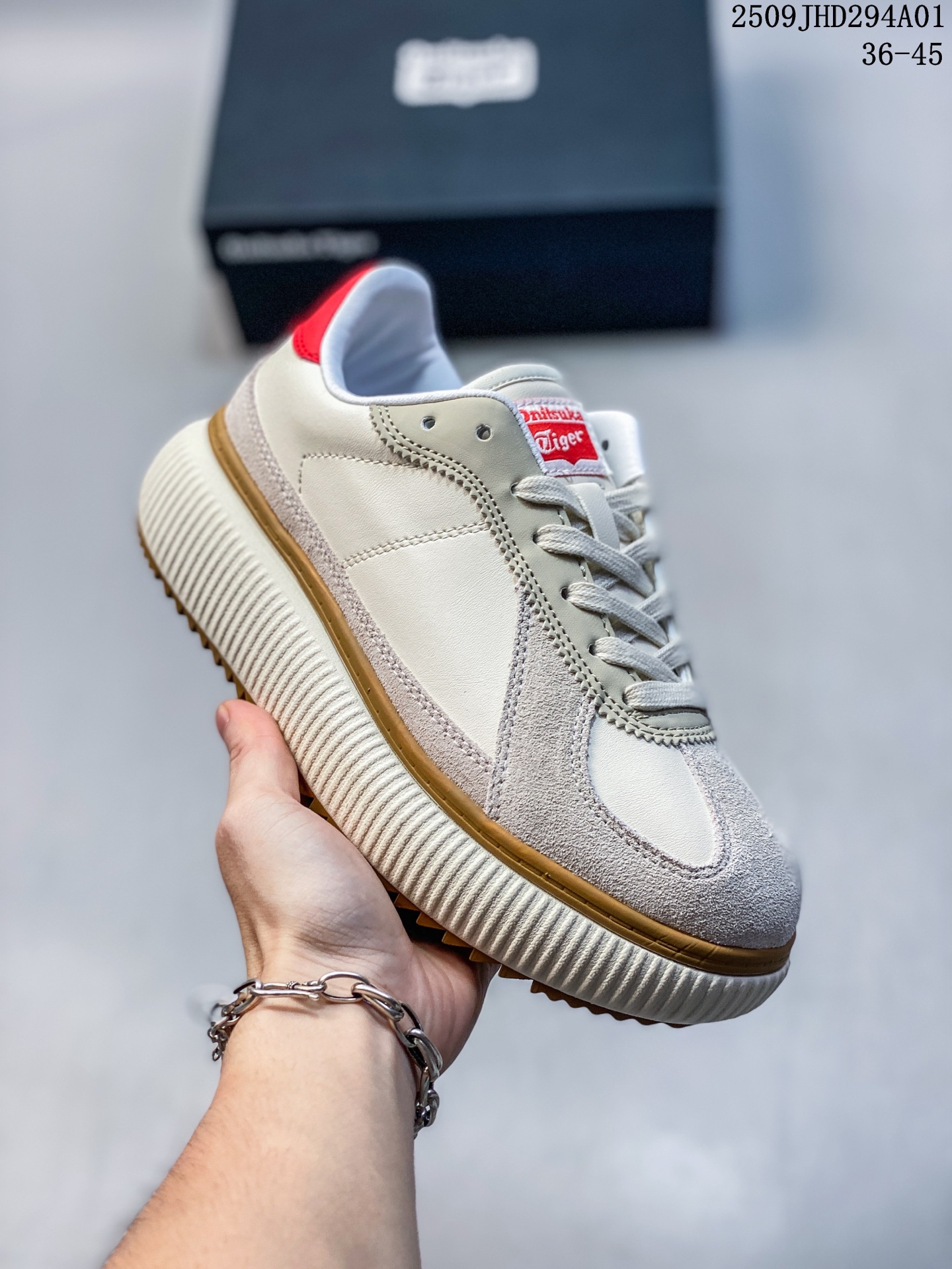 💰130
Onitsuka Tiger鬼塚虎 Delecity 
厚底运动 耐磨低帮生活休闲鞋
厚实和平底鞋底融入1950年代档案篮球鞋的元素 鞋面以1980年代网球鞋为基础 经过重新设计 造型更轻松 
官方货号: 1183B874 0202622
尺码:36 37 37.5 38 39 39.5 40.5 41.5 42 42.5 43.5 44 
45
编码：09JHD294A01