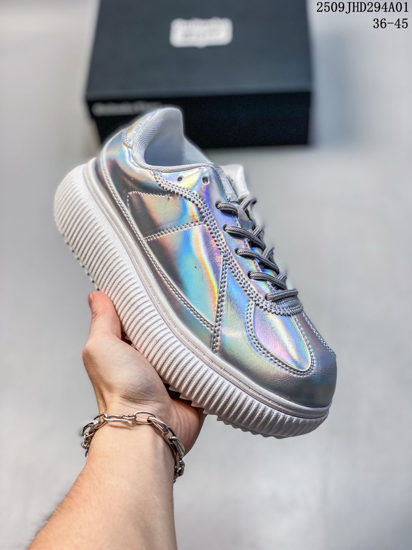 💰130
Onitsuka Tiger鬼塚虎 Delecity 
厚底运动 耐磨低帮生活休闲鞋
厚实和平底鞋底融入1950年代档案篮球鞋的元素 鞋面以1980年代网球鞋为基础 经过重新设计 造型更轻松 
官方货号: 1183B874 0202622
尺码:36 37 37.5 38 39 39.5 40.5 41.5 42 42.5 43.5 44 
45
编码：09JHD294A01