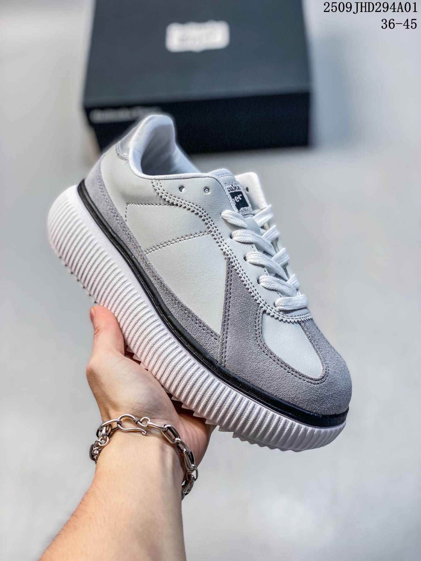 🈴️💰130
Onitsuka Tiger鬼塚虎 Delecity 
厚底运动 耐磨低帮生活休闲鞋
厚实和平底鞋底融入1950年代档案篮球鞋的元素 鞋面以1980年代网球鞋为基础 经过重新设计 造型更轻松 
官方货号: 1183B874 0202622
尺码:36 37 37.5 38 39 39.5 40.5 41.5 42 42.5 43.5 44 
45
编码：09JHD294A01