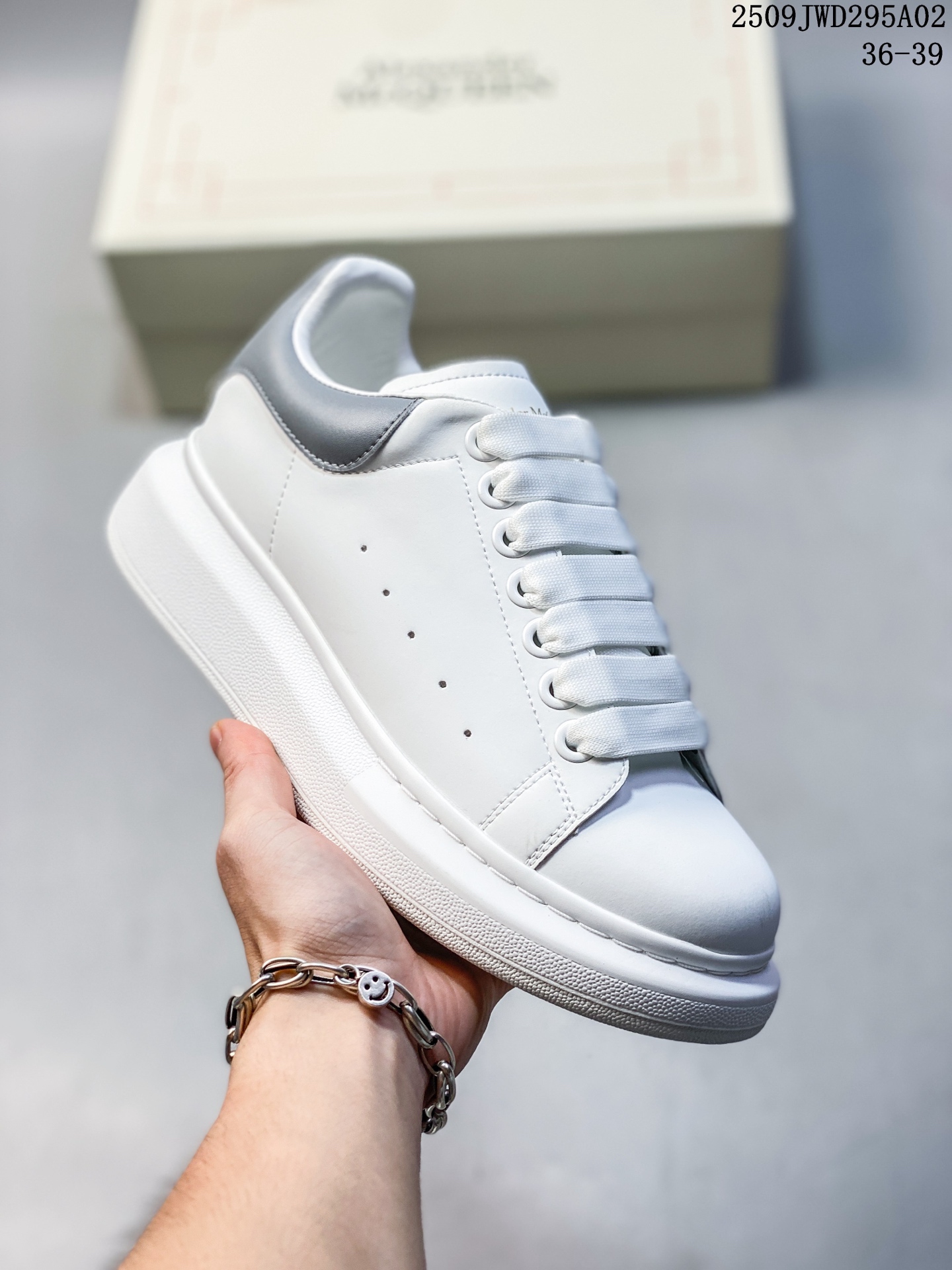 💰160
意大利高奢品牌Alexander McQueen亚历山大·麦昆 Sole Leather Sneakers低帮时装厚底休闲运动小白鞋
货号:553770 WHZ4N 9086
尺码:看图所示
编码：09JWD295A02