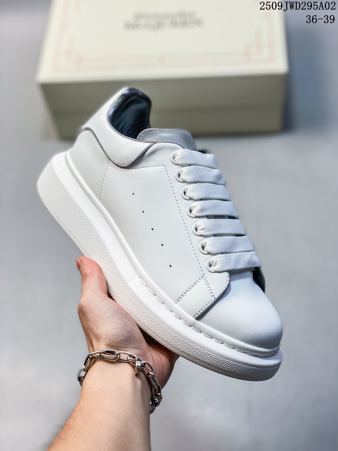 💰160
意大利高奢品牌Alexander McQueen亚历山大·麦昆 Sole Leather Sneakers低帮时装厚底休闲运动小白鞋
货号:553770 WHZ4N 9086
尺码:看图所示
编码：09JWD295A02