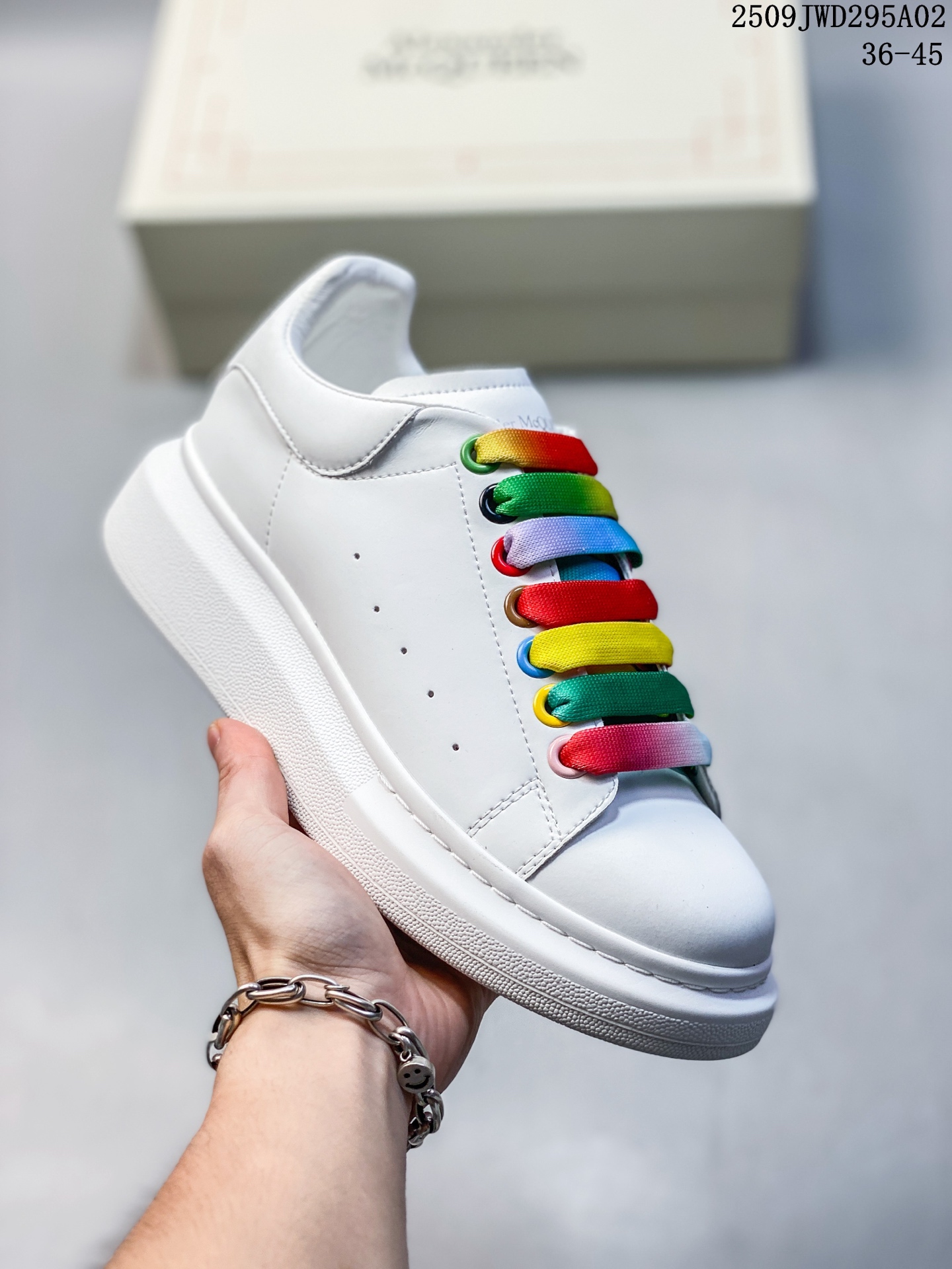 💰160
意大利高奢品牌Alexander McQueen亚历山大·麦昆 Sole Leather Sneakers低帮时装厚底休闲运动小白鞋
货号:553770 WHZ4N 9086
尺码:看图所示
编码：09JWD295A02