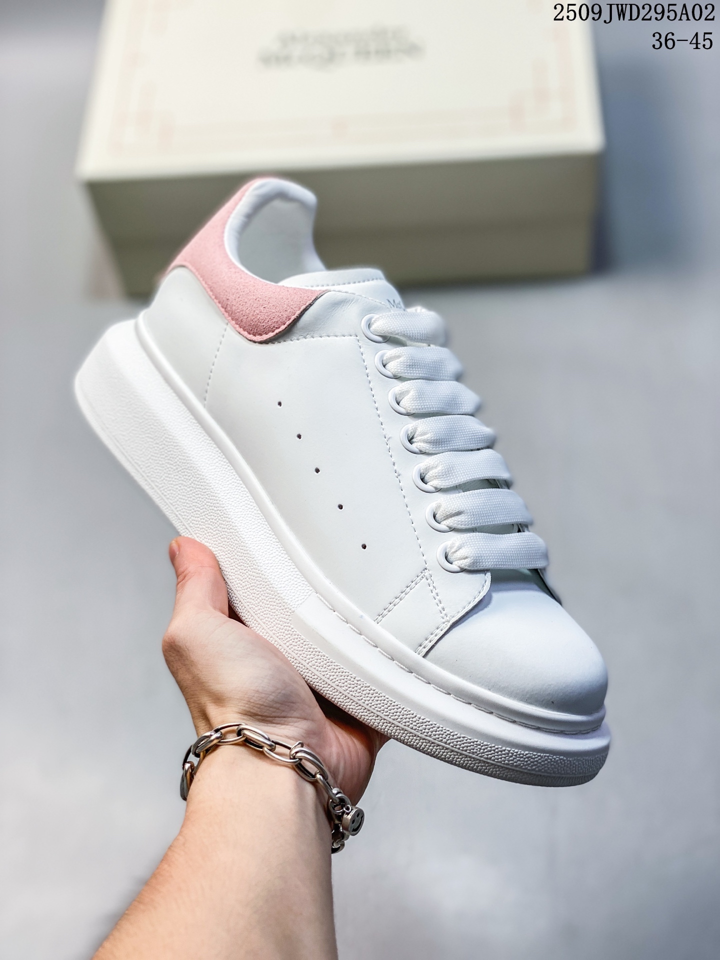 🈴️💰160
意大利高奢品牌Alexander McQueen亚历山大·麦昆 Sole Leather Sneakers低帮时装厚底休闲运动小白鞋
货号:553770 WHZ4N 9086
尺码:看图所示
编码：09JWD295A02