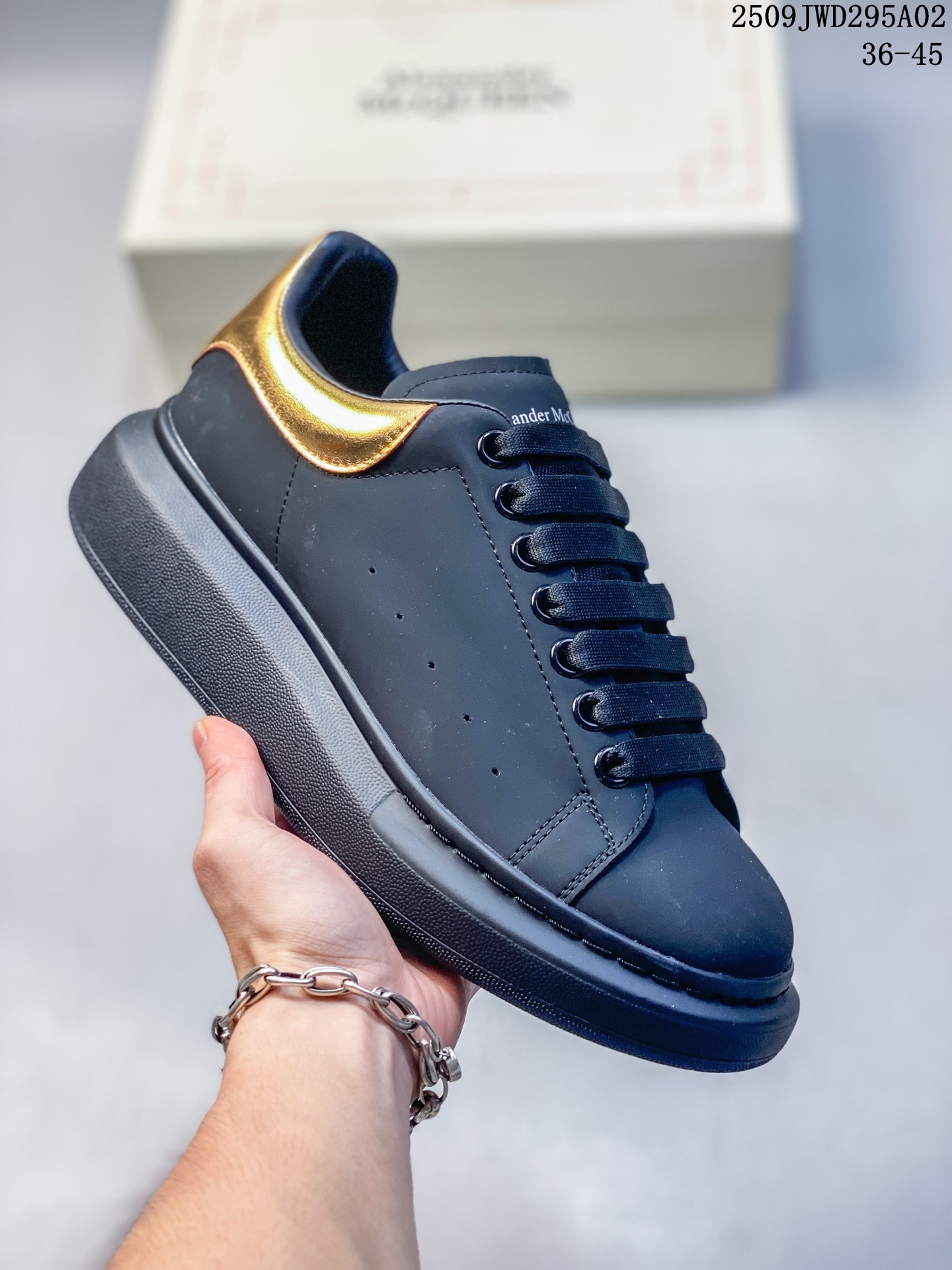 🈴️💰160
意大利高奢品牌Alexander McQueen亚历山大·麦昆 Sole Leather Sneakers低帮时装厚底休闲运动小白鞋
货号:553770 WHZ4N 9086
尺码:看图所示
编码：09JWD295A02
