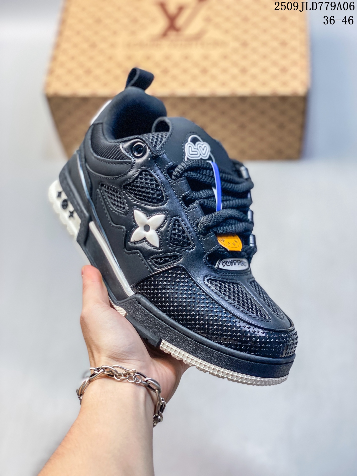 💰180
公司级✅Louis vuitton Trainer Sneaker Low 路易威登 休闲运动文化百搭板鞋 
舒适防滑底和百搭性霸屏整个时尚娱乐圈 细节调整完美主义 鞋面采用柔软皮革鞋面 独家开模大底 侧边采用3D打印标志性Logo 尽显贵族时尚气息 配带正品全套包装
尺码:36-46
编码：09JLD779A06