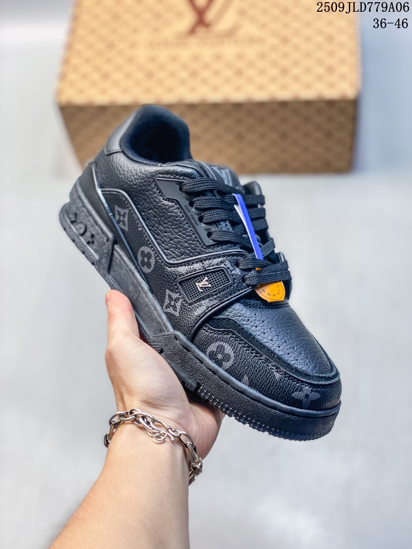 💰180
全新LV路易威登Louis Vuitton Trainer Sneaker Low休闲运动文化百搭板鞋 
编码：01JVD368A02 
尺码：如图
编码：09JLD779A06