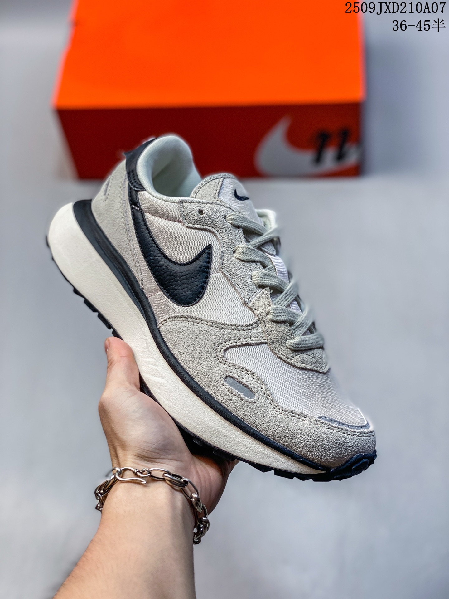 💰140
Nike Phoenix Waffle 华夫50周年系列华夫复古休闲运动慢跑鞋 后跟TPU独家4块滑块模具 夏季热门款 网面透气休闲跑步鞋 
尺码：36 36.5 37.5 38 38.5 39 40 40.5 41 42 42.5 43 44 45 
编码：09JXD210A08