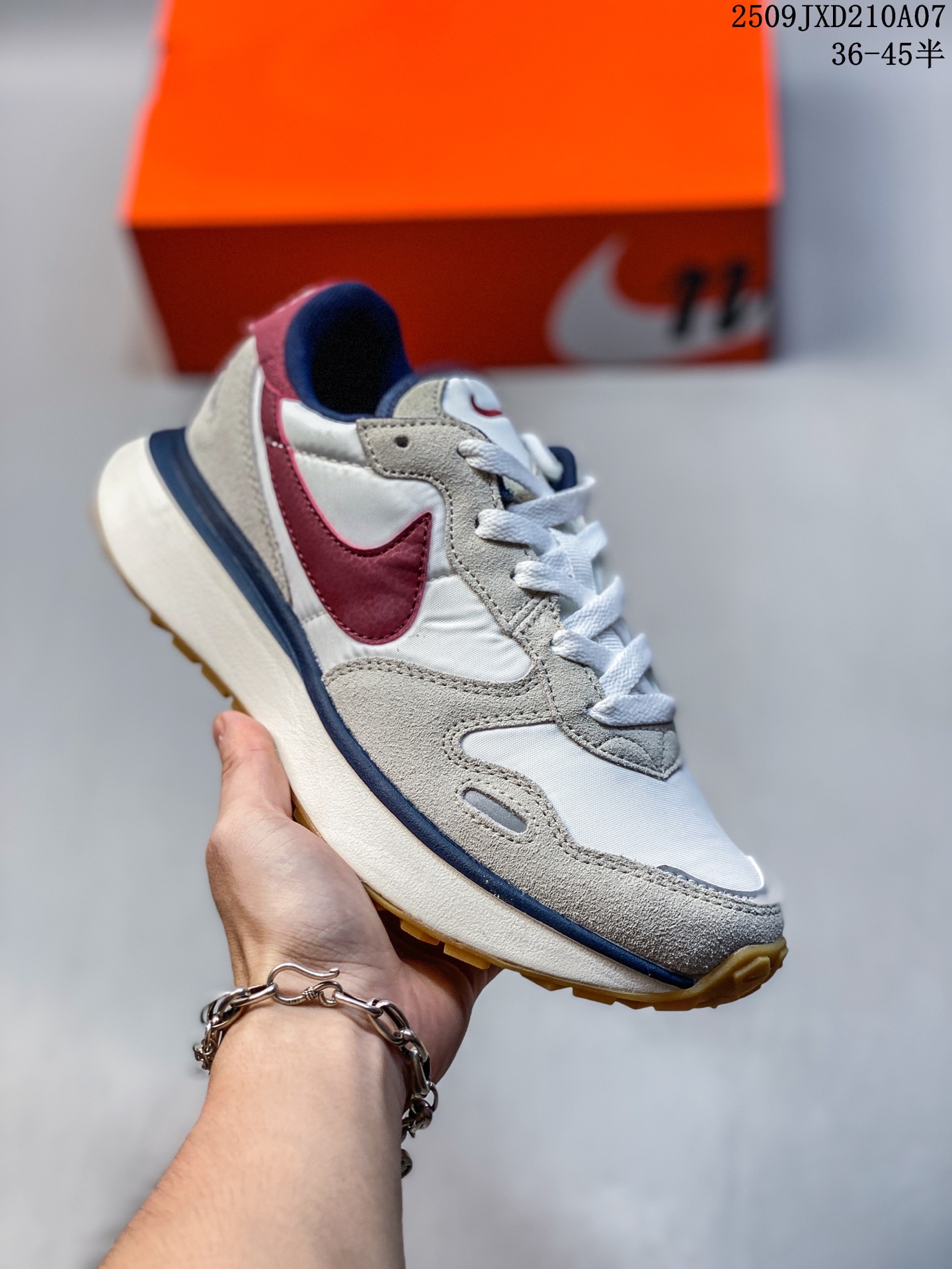 💰140
Nike Phoenix Waffle 华夫50周年系列华夫复古休闲运动慢跑鞋 后跟TPU独家4块滑块模具 夏季热门款 网面透气休闲跑步鞋 
尺码：36 36.5 37.5 38 38.5 39 40 40.5 41 42 42.5 43 44 45 
编码：09JXD210A08