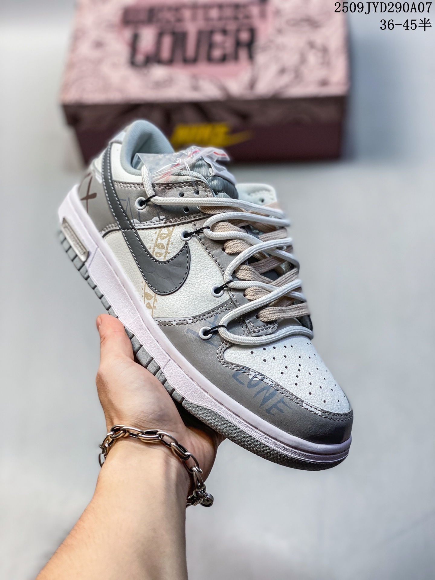 💰170
耐克 Nike Dunk Low 运动鞋复古解构绑带板鞋 双鞋带 作为 80 年代经典篮球鞋款,起初专为硬木球场打造,后来成为席卷街头的时尚标杆,现以经典细节和复古篮球风范再次归来。皮革与合成材质组合鞋面,经久耐穿,柔软非凡,泡绵中底,缔造轻盈回弹的缓震效果,橡胶外底搭配圆形支点设计,铸就非凡抓地力,尽显经典风范。从篮板到滑板,Nike Dunk 的影响力毋庸置疑。尽管 1985 年以篮球鞋形式亮相,但其平整而具有抓附力的鞋底闯入了滑板运动员的视野,堪称滑板鞋的理想之选。几十年来,Dunk 不断直击全球各地滑板手的灵魂,推出不计其数的配色方案,追求创造力和功能性兼得的理想境界,彰显亚文化风采。
类型:男女鞋
货号: FD9922 151
码数:36 36.5 37.5 38 38.5 39 40 40.5 41 42 42.5 43 44 45
编码:09JYD290A07