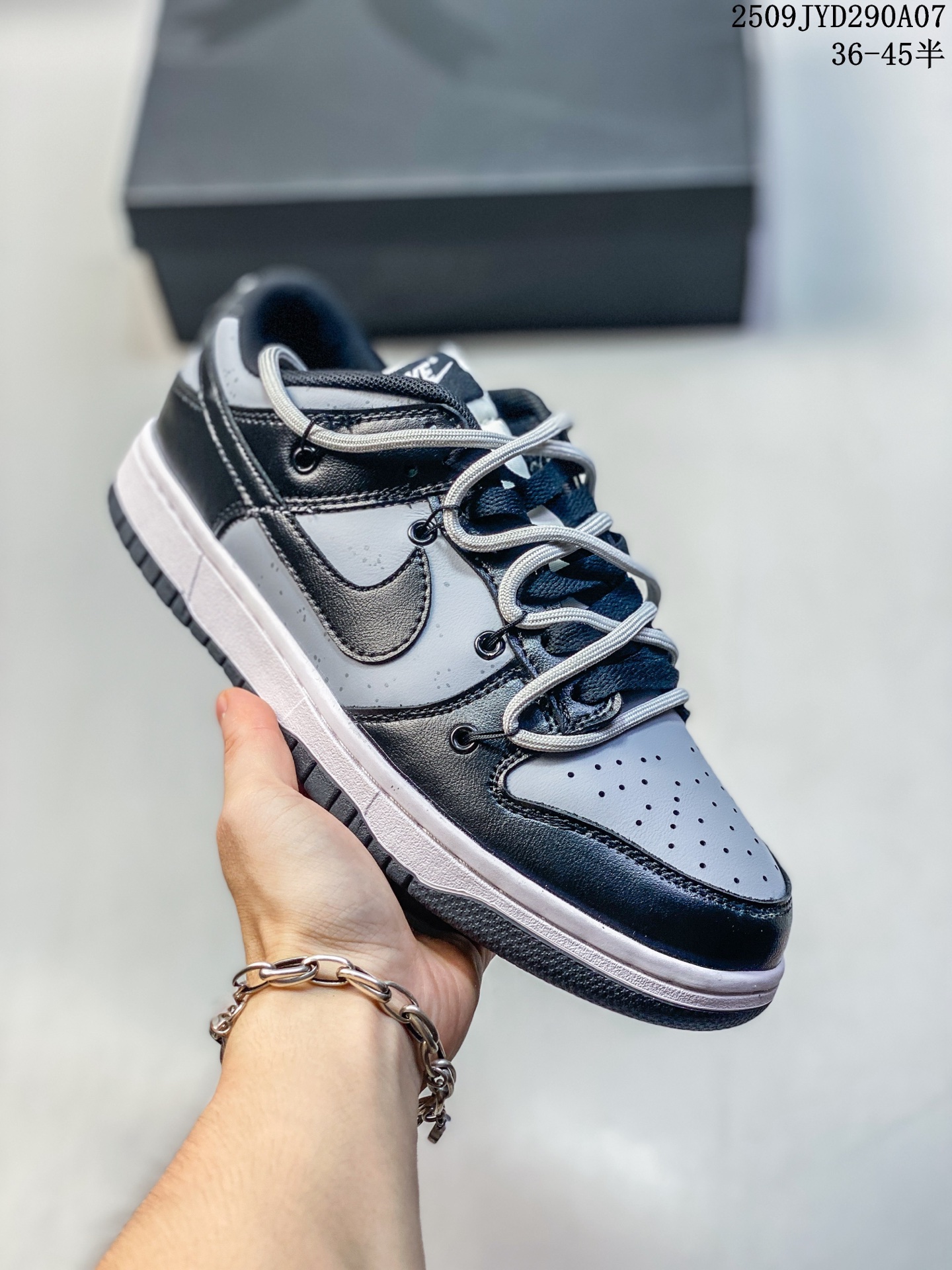 💰170
耐克 Nike Dunk Low 运动鞋复古解构绑带板鞋 双鞋带 作为 80 年代经典篮球鞋款,起初专为硬木球场打造,后来成为席卷街头的时尚标杆,现以经典细节和复古篮球风范再次归来。皮革与合成材质组合鞋面,经久耐穿,柔软非凡,泡绵中底,缔造轻盈回弹的缓震效果,橡胶外底搭配圆形支点设计,铸就非凡抓地力,尽显经典风范。从篮板到滑板,Nike Dunk 的影响力毋庸置疑。尽管 1985 年以篮球鞋形式亮相,但其平整而具有抓附力的鞋底闯入了滑板运动员的视野,堪称滑板鞋的理想之选。几十年来,Dunk 不断直击全球各地滑板手的灵魂,推出不计其数的配色方案,追求创造力和功能性兼得的理想境界,彰显亚文化风采。
类型:男女鞋
货号: FD9922 151
码数:36 36.5 37.5 38 38.5 39 40 40.5 41 42 42.5 43 44 45
编码:09JYD290A07