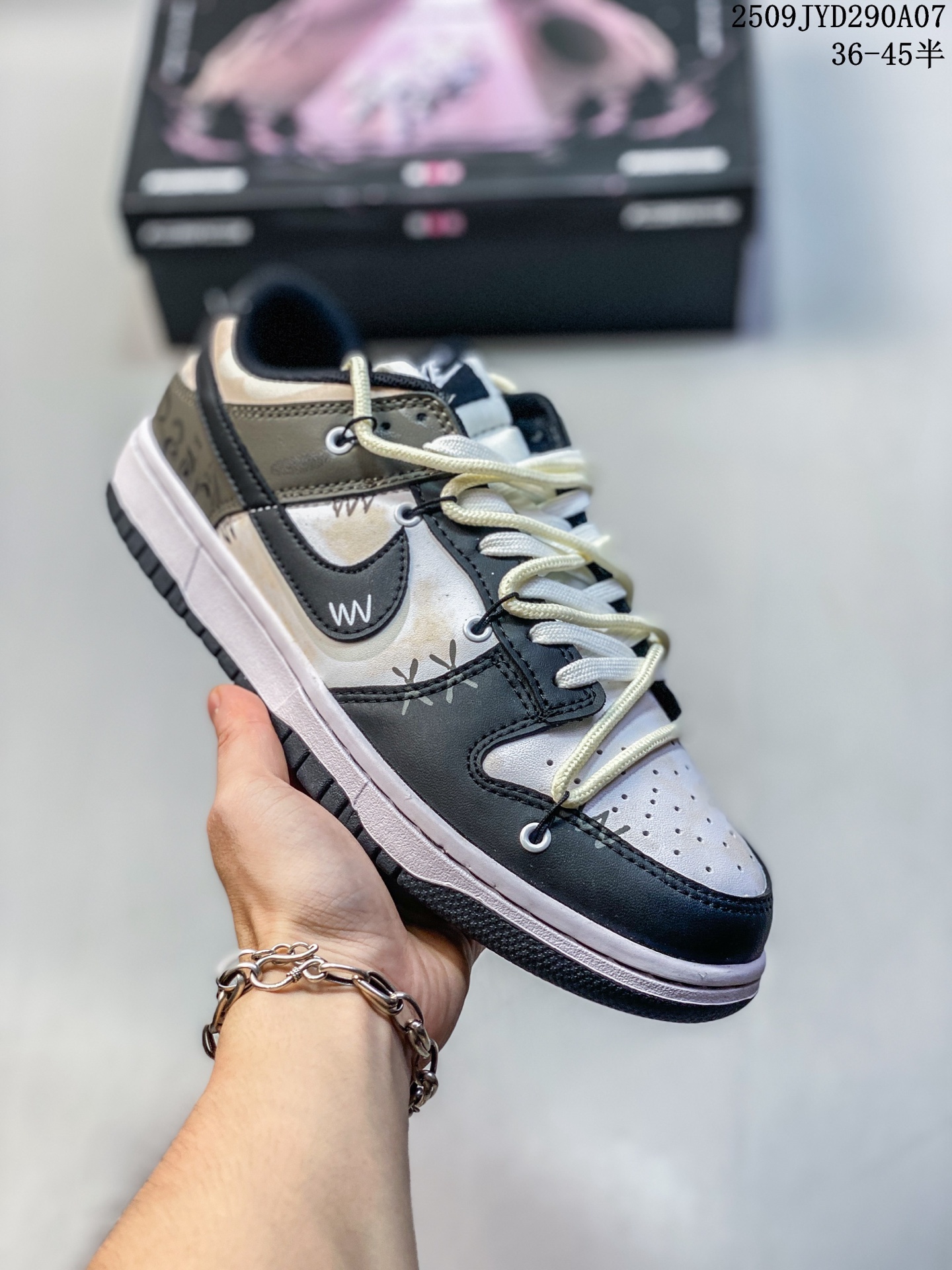 💰170
耐克 Nike Dunk Low 运动鞋复古解构绑带板鞋 双鞋带 作为 80 年代经典篮球鞋款,起初专为硬木球场打造,后来成为席卷街头的时尚标杆,现以经典细节和复古篮球风范再次归来。皮革与合成材质组合鞋面,经久耐穿,柔软非凡,泡绵中底,缔造轻盈回弹的缓震效果,橡胶外底搭配圆形支点设计,铸就非凡抓地力,尽显经典风范。从篮板到滑板,Nike Dunk 的影响力毋庸置疑。尽管 1985 年以篮球鞋形式亮相,但其平整而具有抓附力的鞋底闯入了滑板运动员的视野,堪称滑板鞋的理想之选。几十年来,Dunk 不断直击全球各地滑板手的灵魂,推出不计其数的配色方案,追求创造力和功能性兼得的理想境界,彰显亚文化风采。
类型:男女鞋
货号: FD9922 151
码数:36 36.5 37.5 38 38.5 39 40 40.5 41 42 42.5 43 44 45
编码:09JYD290A07