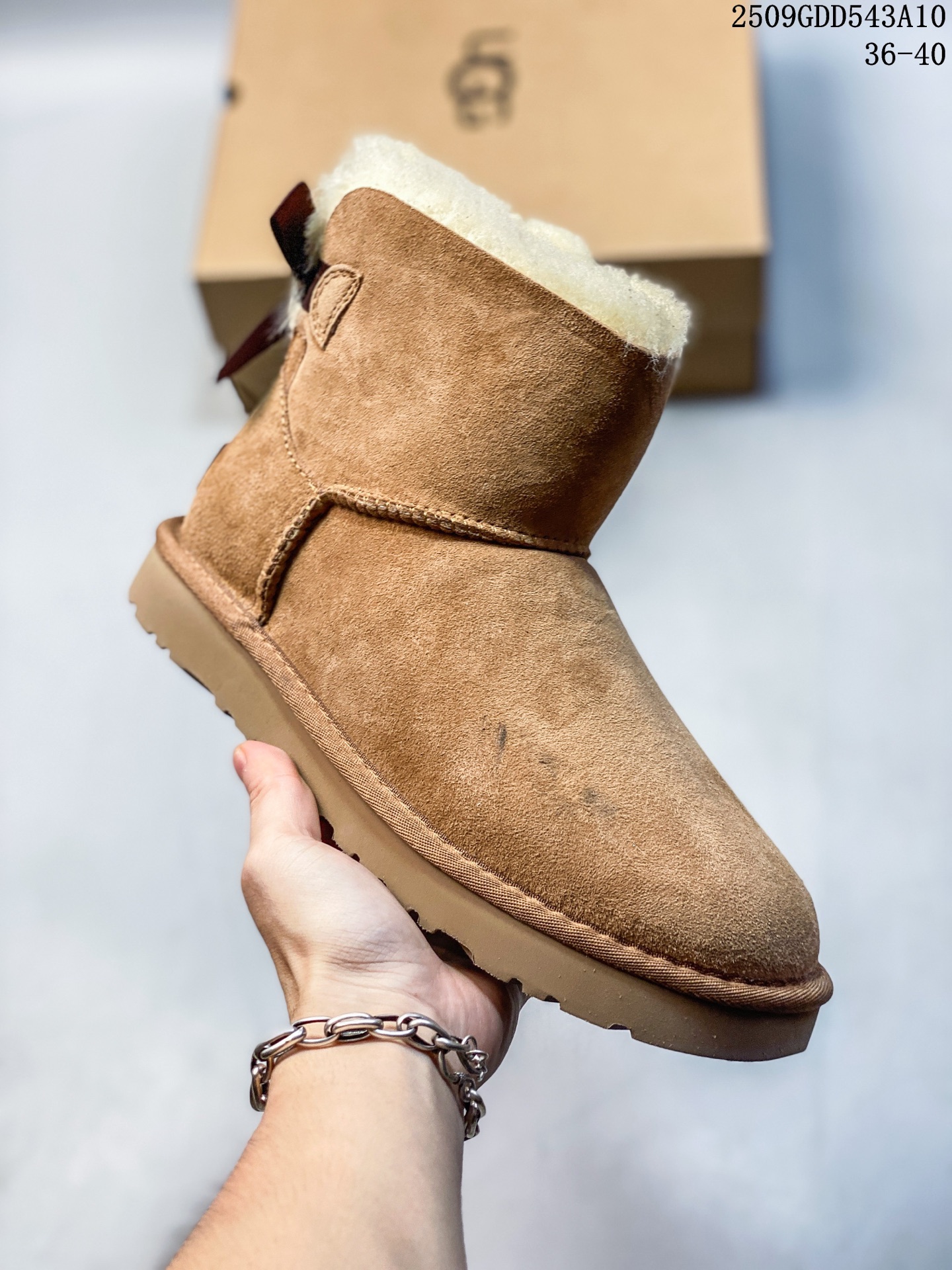 💰190
UGG 厚底 小红书爆款 羊绒鞋垫 冬季保暖外出 家居都是很适合的选择 进年uug推出款式系列 局部偏向年轻消费者喜好 也走到时尚潮流穿搭的前沿 鞋身材质UGGPURE™植入式羊毛内底 轻便防滑舒适橡胶外底 带有品牌LOGO商标
尺码：如图
编码：09GDD543A10