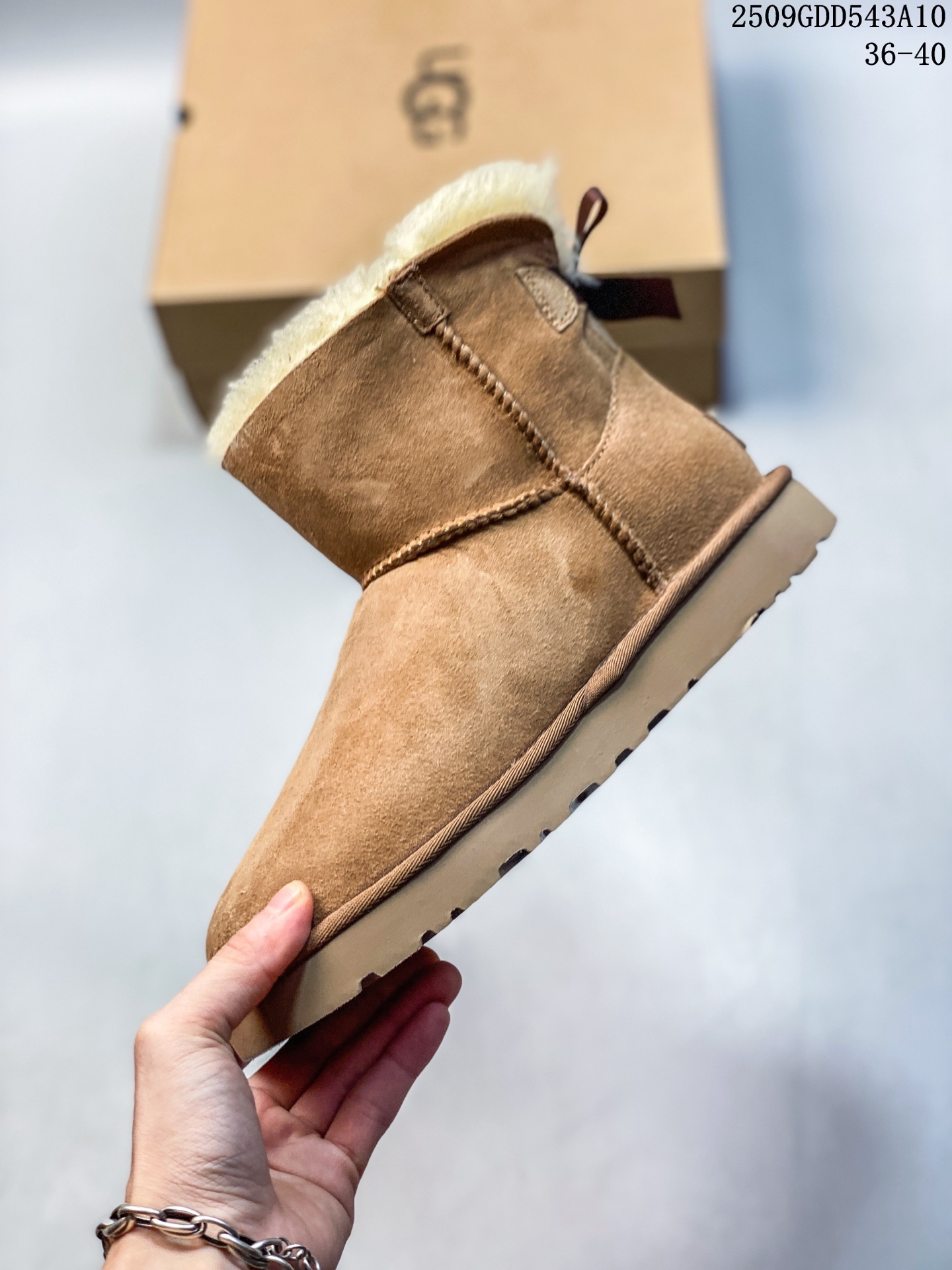 💰190 UGG 厚底 小红书爆款 羊绒鞋垫 冬季保暖外出 家居都是很适合的选择 进年uug推出款式系列 局部偏向年轻消费者喜好 也走到时尚潮流穿搭的前沿 鞋身材质UGGPURE™植入式羊毛内底 轻便防滑舒适橡胶外底 带有品牌LOGO商标 尺码：如图 编码：09GDD543A10