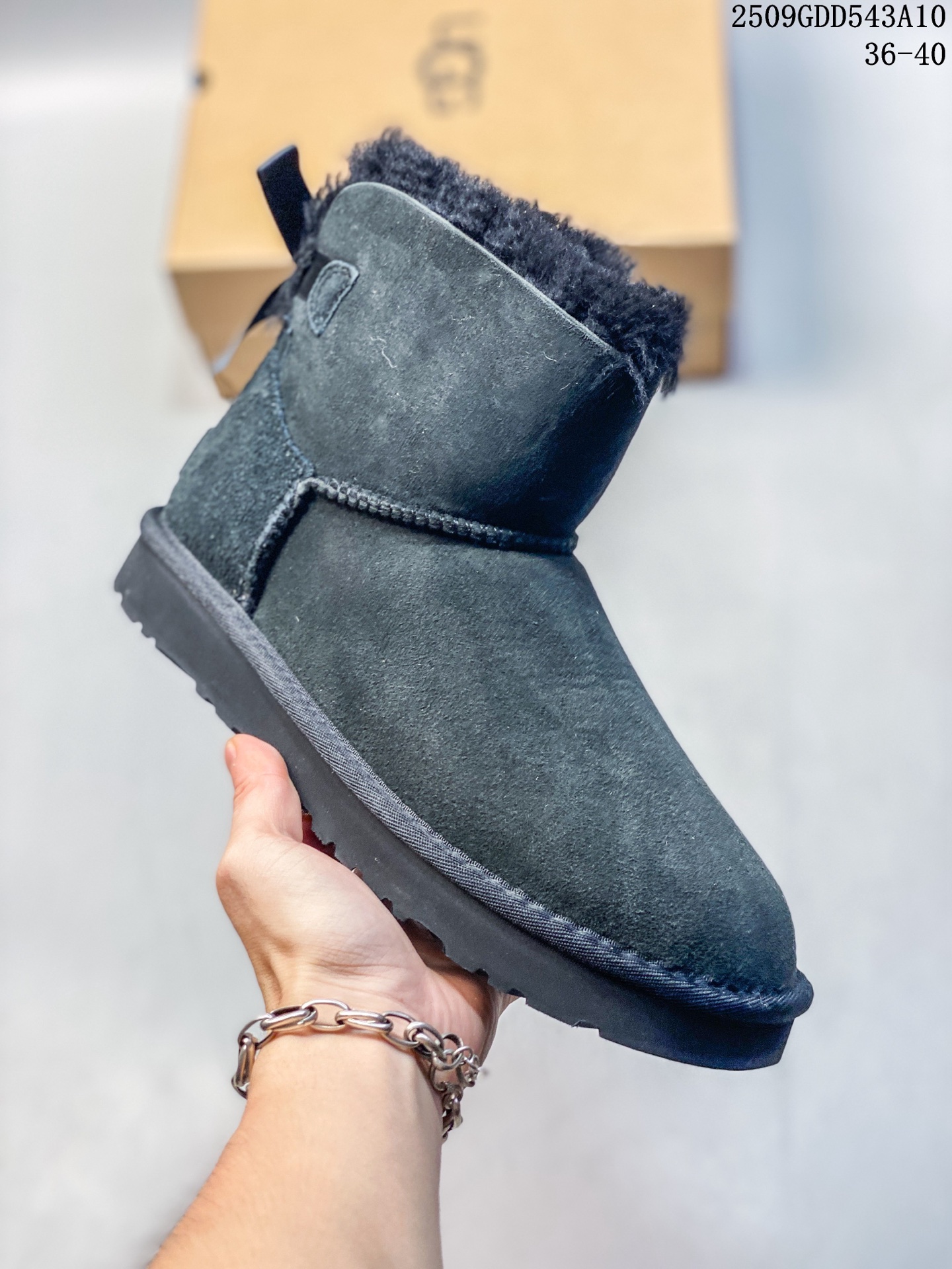 💰190
UGG 厚底 小红书爆款 羊绒鞋垫 冬季保暖外出 家居都是很适合的选择 进年uug推出款式系列 局部偏向年轻消费者喜好 也走到时尚潮流穿搭的前沿 鞋身材质UGGPURE™植入式羊毛内底 轻便防滑舒适橡胶外底 带有品牌LOGO商标
尺码：如图
编码：09GDD543A10