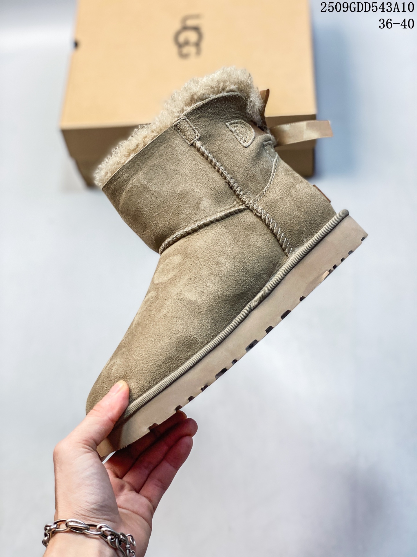 💰190 UGG 厚底 小红书爆款 羊绒鞋垫 冬季保暖外出 家居都是很适合的选择 进年uug推出款式系列 局部偏向年轻消费者喜好 也走到时尚潮流穿搭的前沿 鞋身材质UGGPURE™植入式羊毛内底 轻便防滑舒适橡胶外底 带有品牌LOGO商标 尺码：如图 编码：09GDD543A10