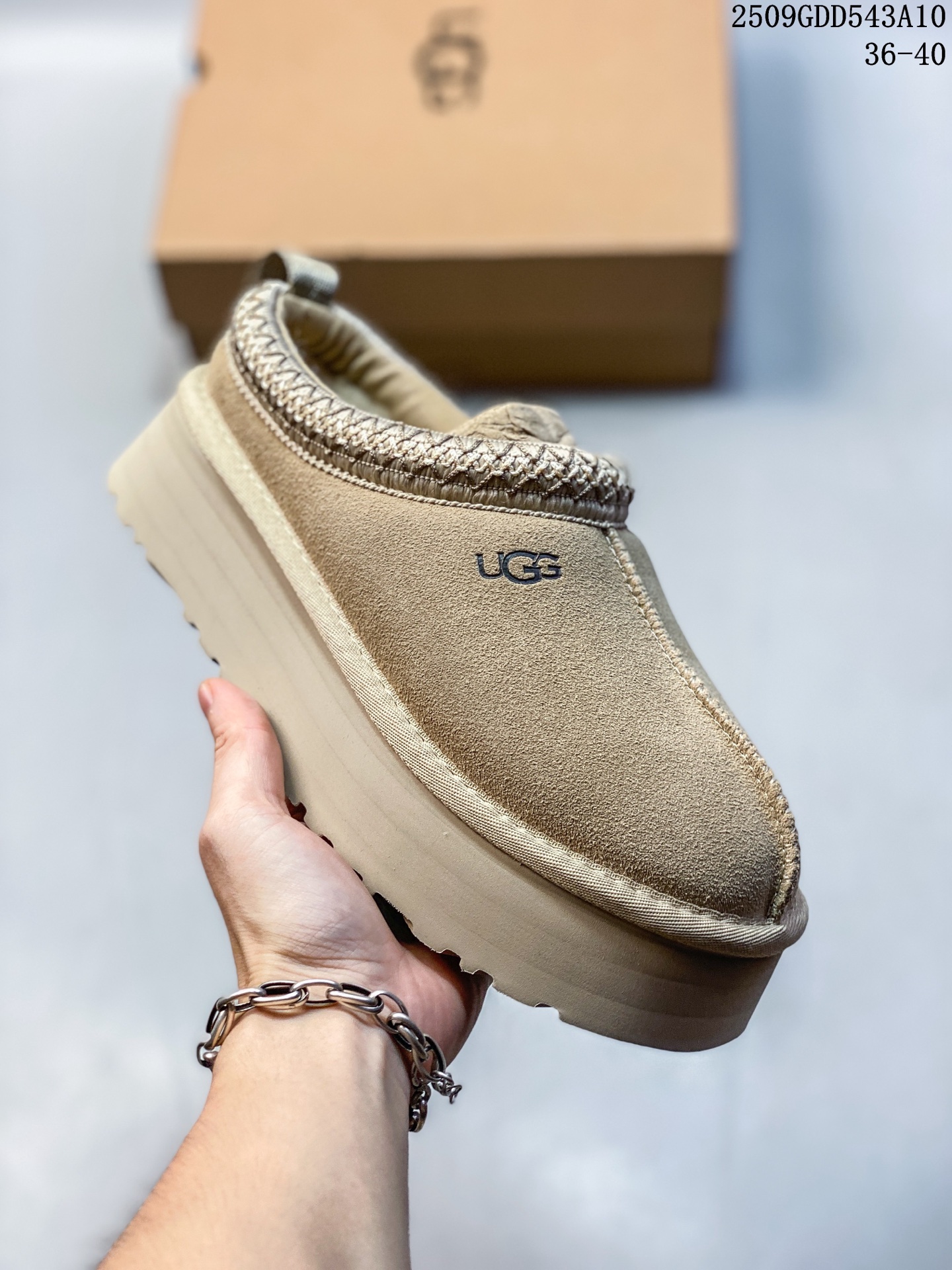 💰190
新货🚀#UGG 塔茨系列加厚款 穆勒风包头5CM半拖鞋 民族风秋冬雪地靴 
羊皮毛一体高品质 保暖锁热 
采用TPU模压定型翻毛皮鞋面材质 内嵌人造卷曲羊毛毛绒里衬和选用10毫米UGGPURE™ 植入式羊毛里衬与可拆卸的UGGPURE™ 植入式羊毛鞋垫 轻便防滑舒适橡胶外底 带有品牌LOGO商标 带全套包装 
尺码: 35 36 37 38 39 40建议选大一码
编码：09GDD543A10