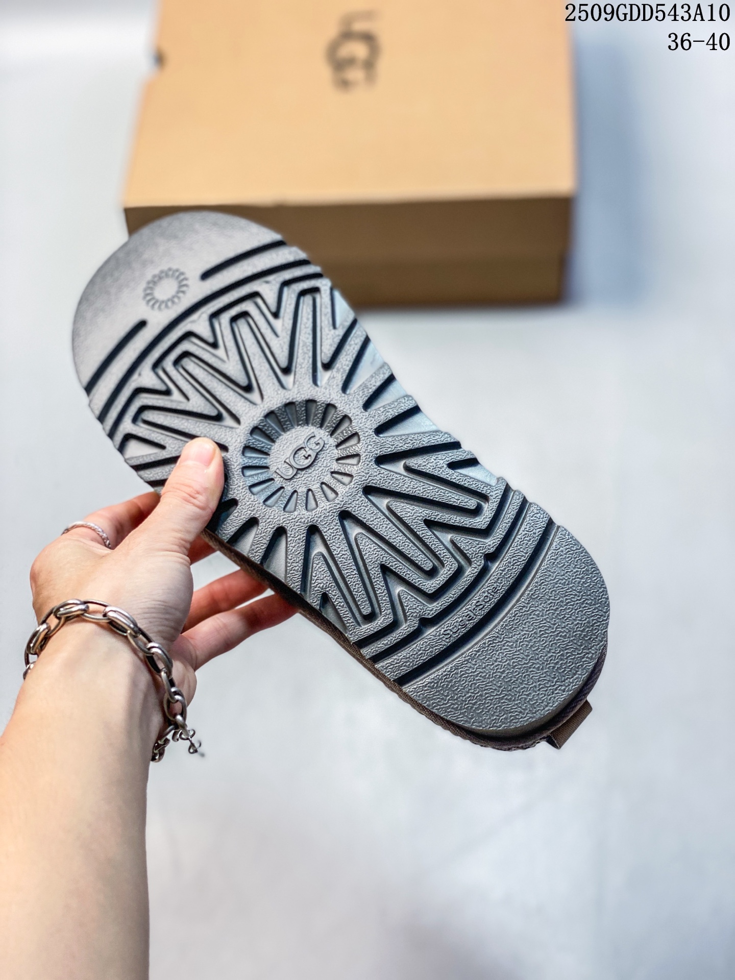 💰190
新货🚀#UGG 塔茨系列加厚款 穆勒风包头5CM半拖鞋 民族风秋冬雪地靴
羊皮毛一体高品质 保暖锁热
采用TPU模压定型翻毛皮鞋面材质 内嵌人造卷曲羊毛毛绒里衬和选用10毫米UGGPURE™ 植入式羊毛里衬与可拆卸的UGGPURE™ 植入式羊毛鞋垫 轻便防滑舒适橡胶外底 带有品牌LOGO商标 带全套包装
尺码: 35 36 37 38 39 40建议选大一码
编码:09GDD543A10