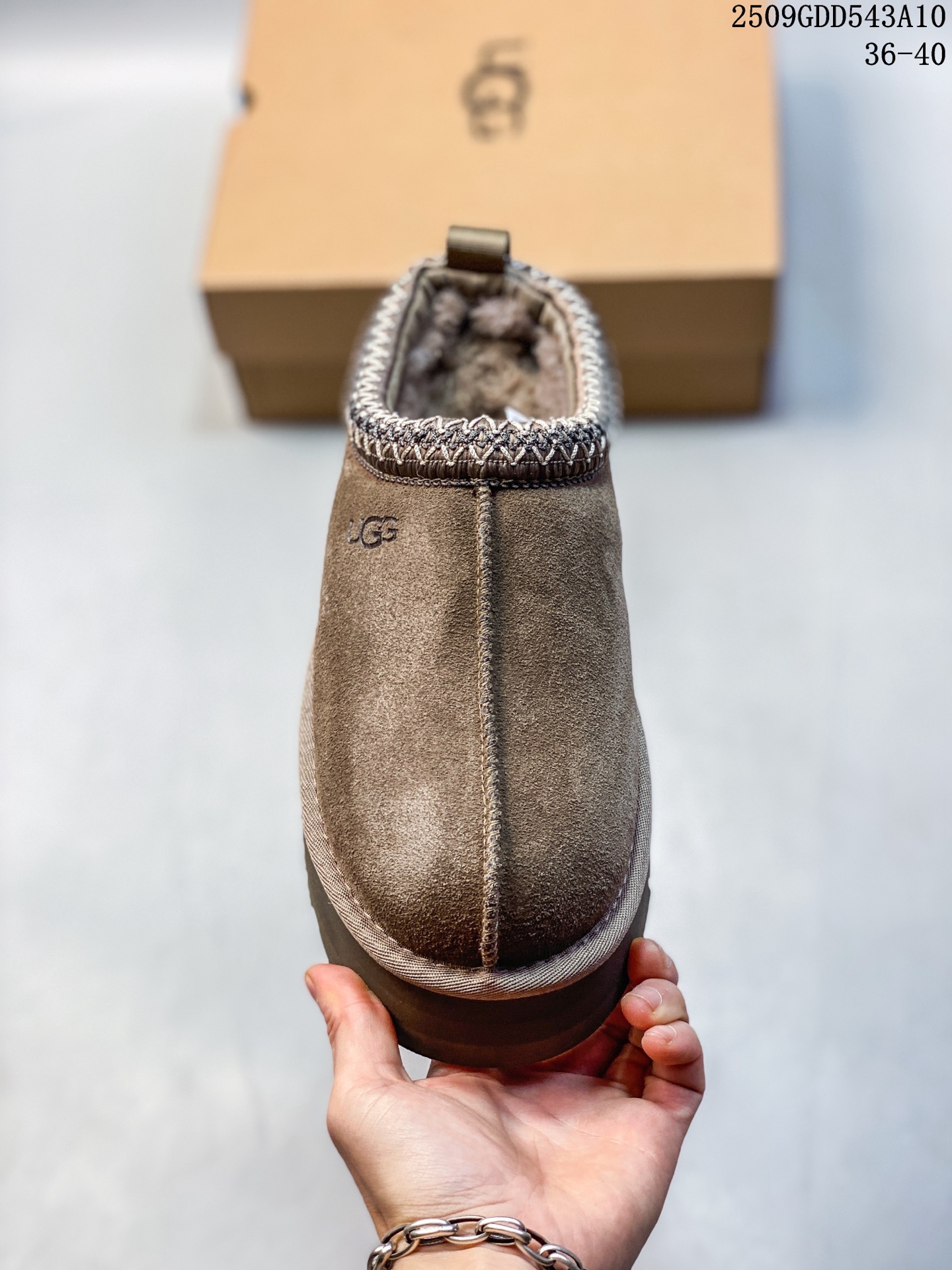 💰190
新货🚀#UGG 塔茨系列加厚款 穆勒风包头5CM半拖鞋 民族风秋冬雪地靴
羊皮毛一体高品质 保暖锁热
采用TPU模压定型翻毛皮鞋面材质 内嵌人造卷曲羊毛毛绒里衬和选用10毫米UGGPURE™ 植入式羊毛里衬与可拆卸的UGGPURE™ 植入式羊毛鞋垫 轻便防滑舒适橡胶外底 带有品牌LOGO商标 带全套包装
尺码: 35 36 37 38 39 40建议选大一码
编码:09GDD543A10