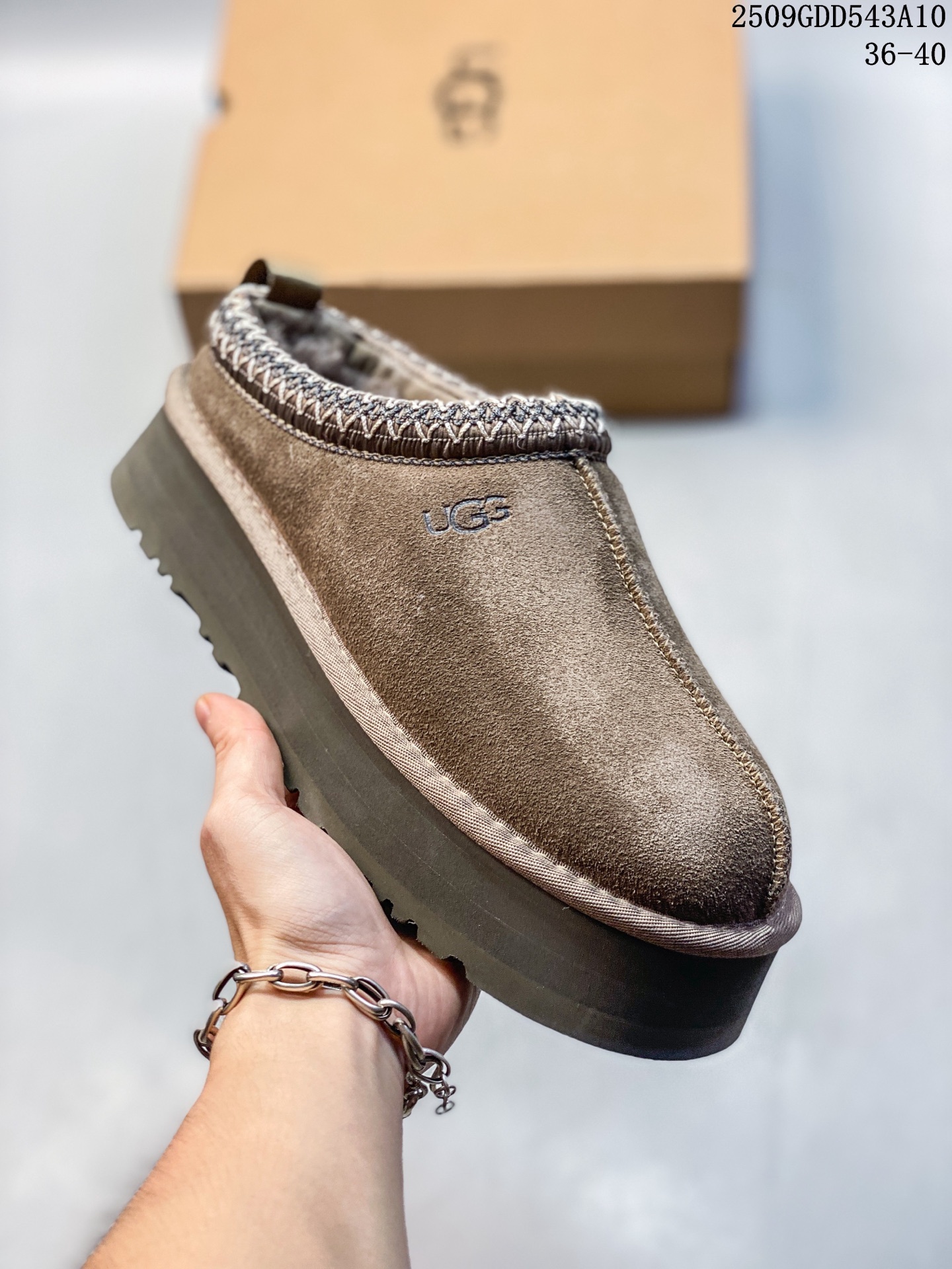 💰190
新货🚀#UGG 塔茨系列加厚款 穆勒风包头5CM半拖鞋 民族风秋冬雪地靴 
羊皮毛一体高品质 保暖锁热 
采用TPU模压定型翻毛皮鞋面材质 内嵌人造卷曲羊毛毛绒里衬和选用10毫米UGGPURE™ 植入式羊毛里衬与可拆卸的UGGPURE™ 植入式羊毛鞋垫 轻便防滑舒适橡胶外底 带有品牌LOGO商标 带全套包装 
尺码: 35 36 37 38 39 40建议选大一码
编码：09GDD543A10