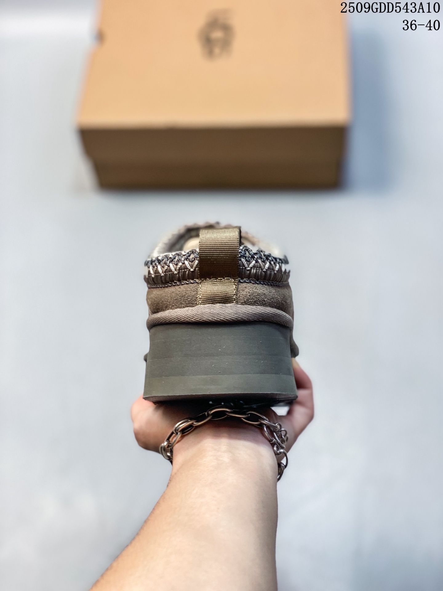 💰190
新货🚀#UGG 塔茨系列加厚款 穆勒风包头5CM半拖鞋 民族风秋冬雪地靴
羊皮毛一体高品质 保暖锁热
采用TPU模压定型翻毛皮鞋面材质 内嵌人造卷曲羊毛毛绒里衬和选用10毫米UGGPURE™ 植入式羊毛里衬与可拆卸的UGGPURE™ 植入式羊毛鞋垫 轻便防滑舒适橡胶外底 带有品牌LOGO商标 带全套包装
尺码: 35 36 37 38 39 40建议选大一码
编码:09GDD543A10