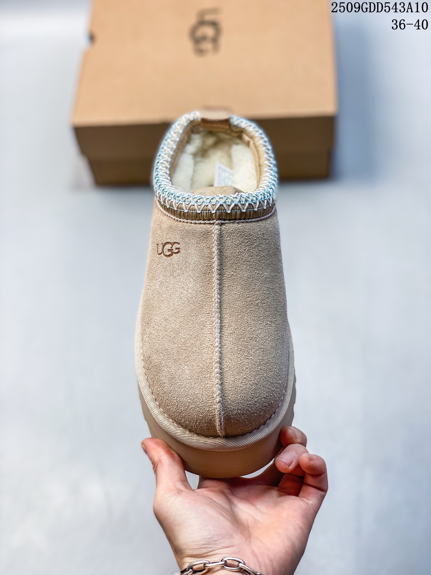 💰190
新货🚀#UGG 塔茨系列加厚款 穆勒风包头5CM半拖鞋 民族风秋冬雪地靴
羊皮毛一体高品质 保暖锁热
采用TPU模压定型翻毛皮鞋面材质 内嵌人造卷曲羊毛毛绒里衬和选用10毫米UGGPURE™ 植入式羊毛里衬与可拆卸的UGGPURE™ 植入式羊毛鞋垫 轻便防滑舒适橡胶外底 带有品牌LOGO商标 带全套包装
尺码: 35 36 37 38 39 40建议选大一码
编码:09GDD543A10